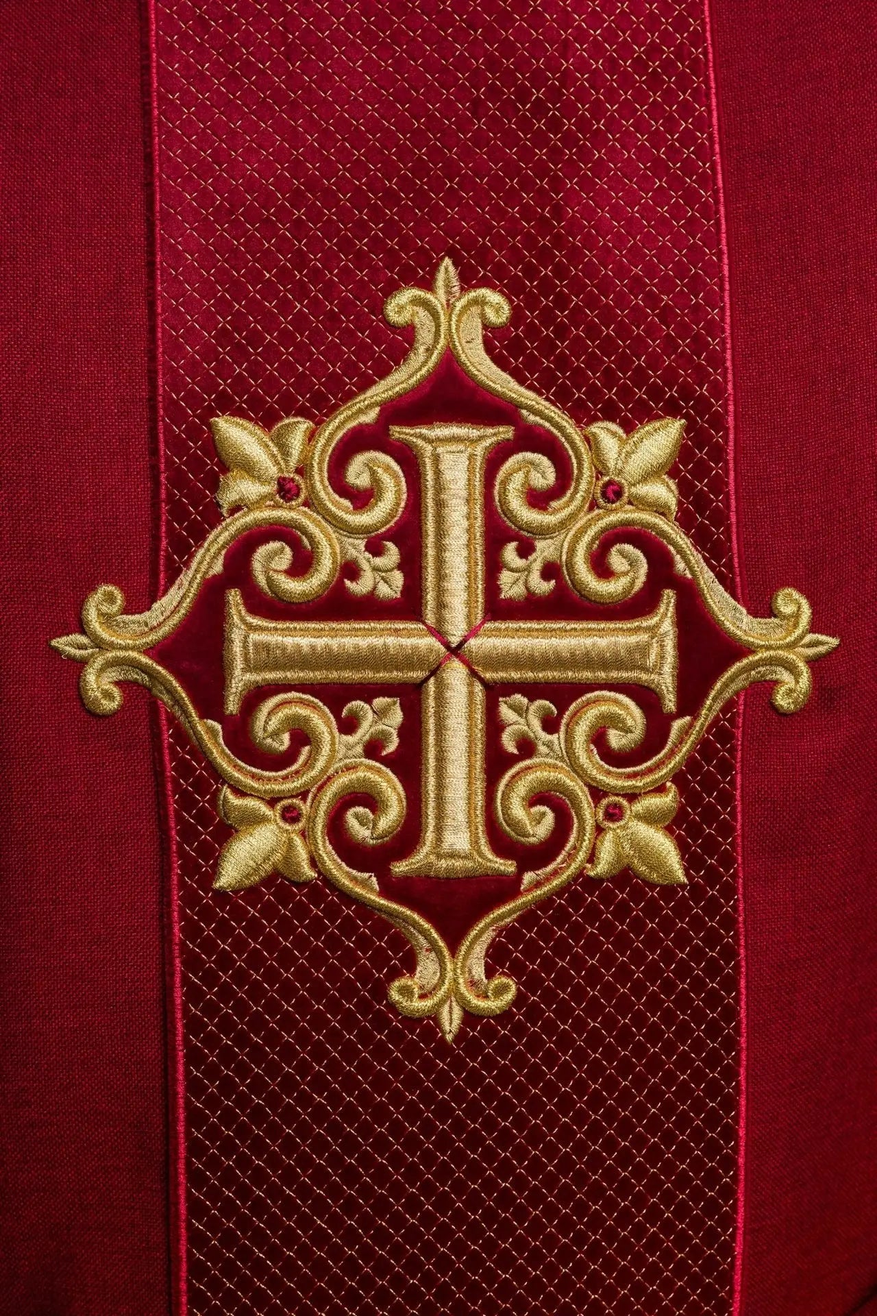 Casulla bordada en terciopelo con el símbolo de la Cruz Roja