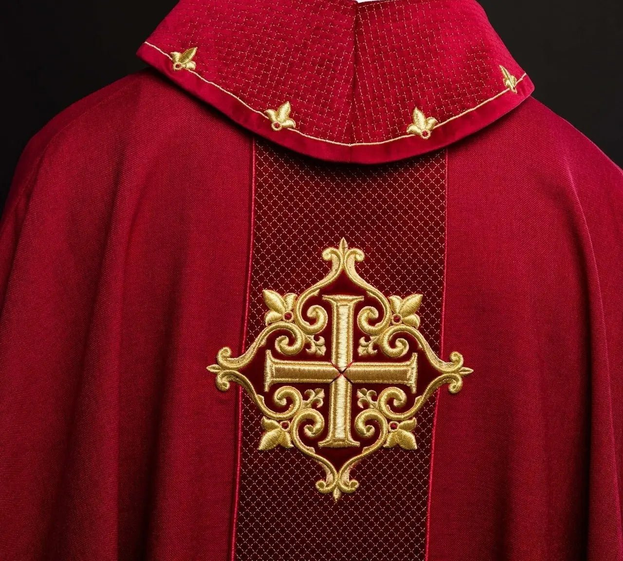 Casulla bordada en terciopelo con el símbolo de la Cruz Roja
