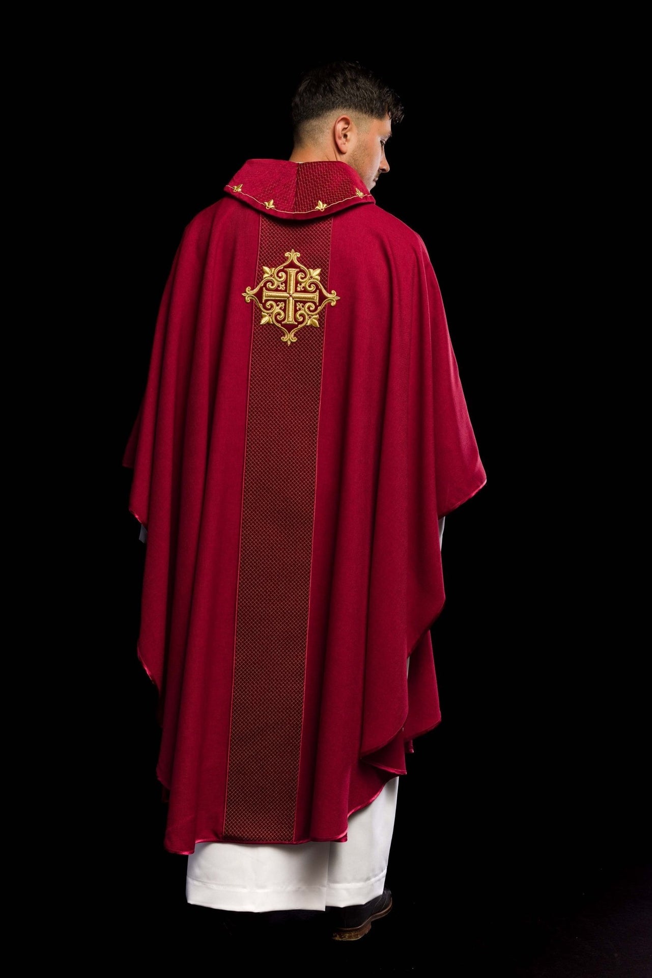 Ornat haftowany na aksamicie z symbolem Krzyż Czerwony