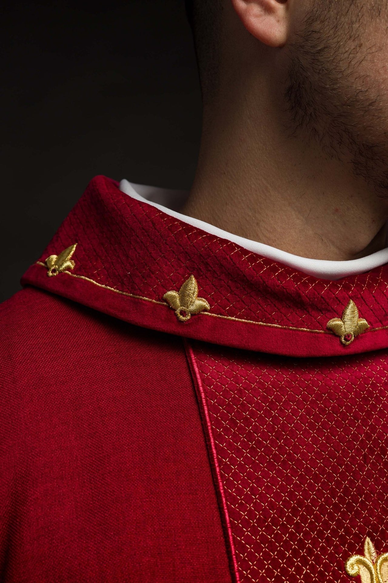 Ornat haftowany na aksamicie z symbolem Krzyż Czerwony