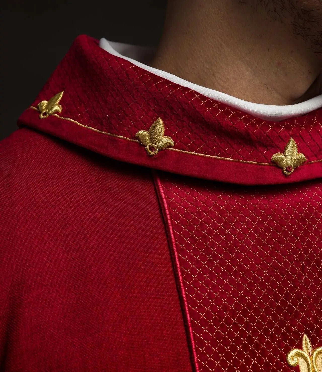 Casulla bordada en terciopelo con el símbolo de la Cruz Roja