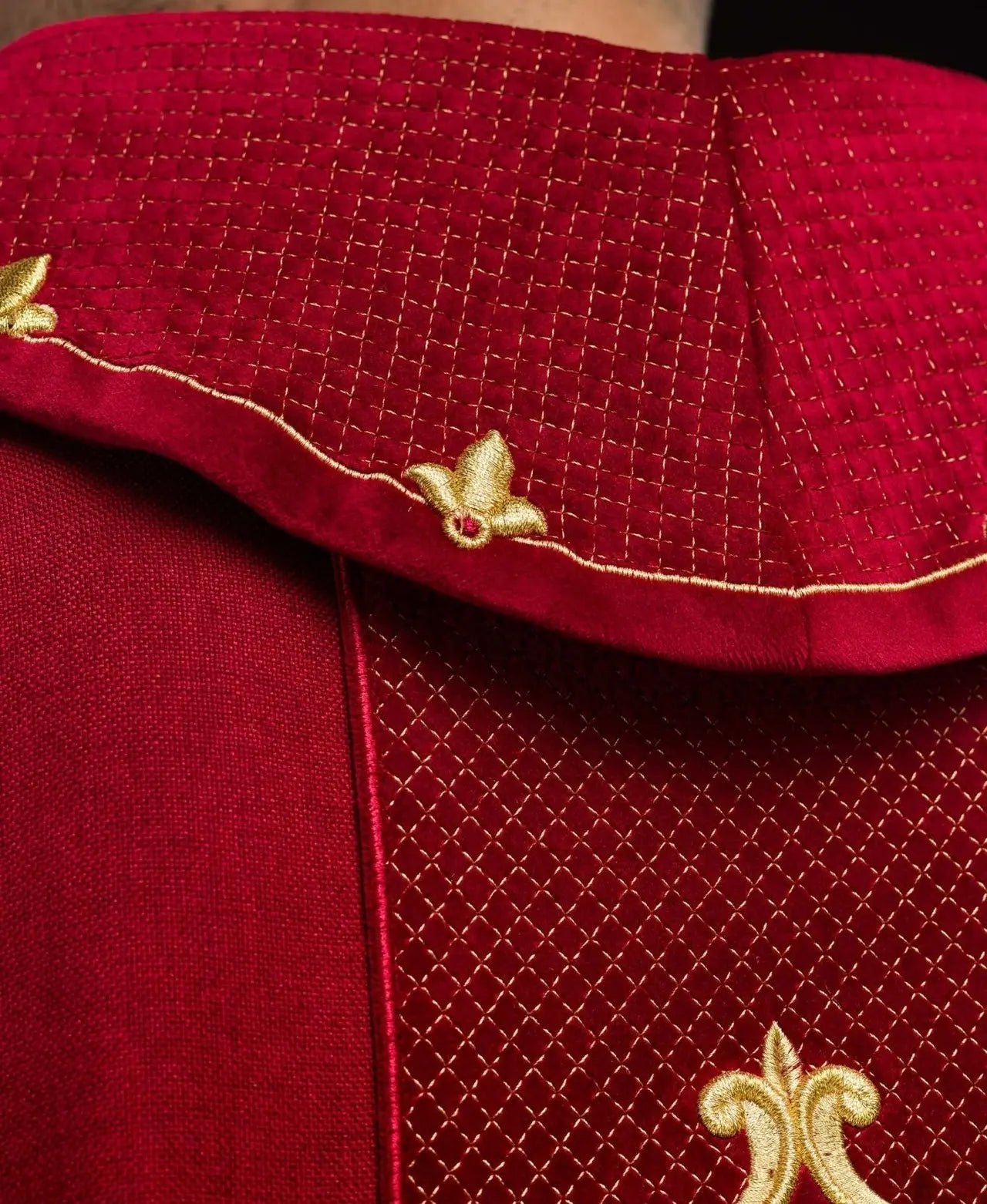Casulla bordada en terciopelo con el símbolo de la Cruz Roja