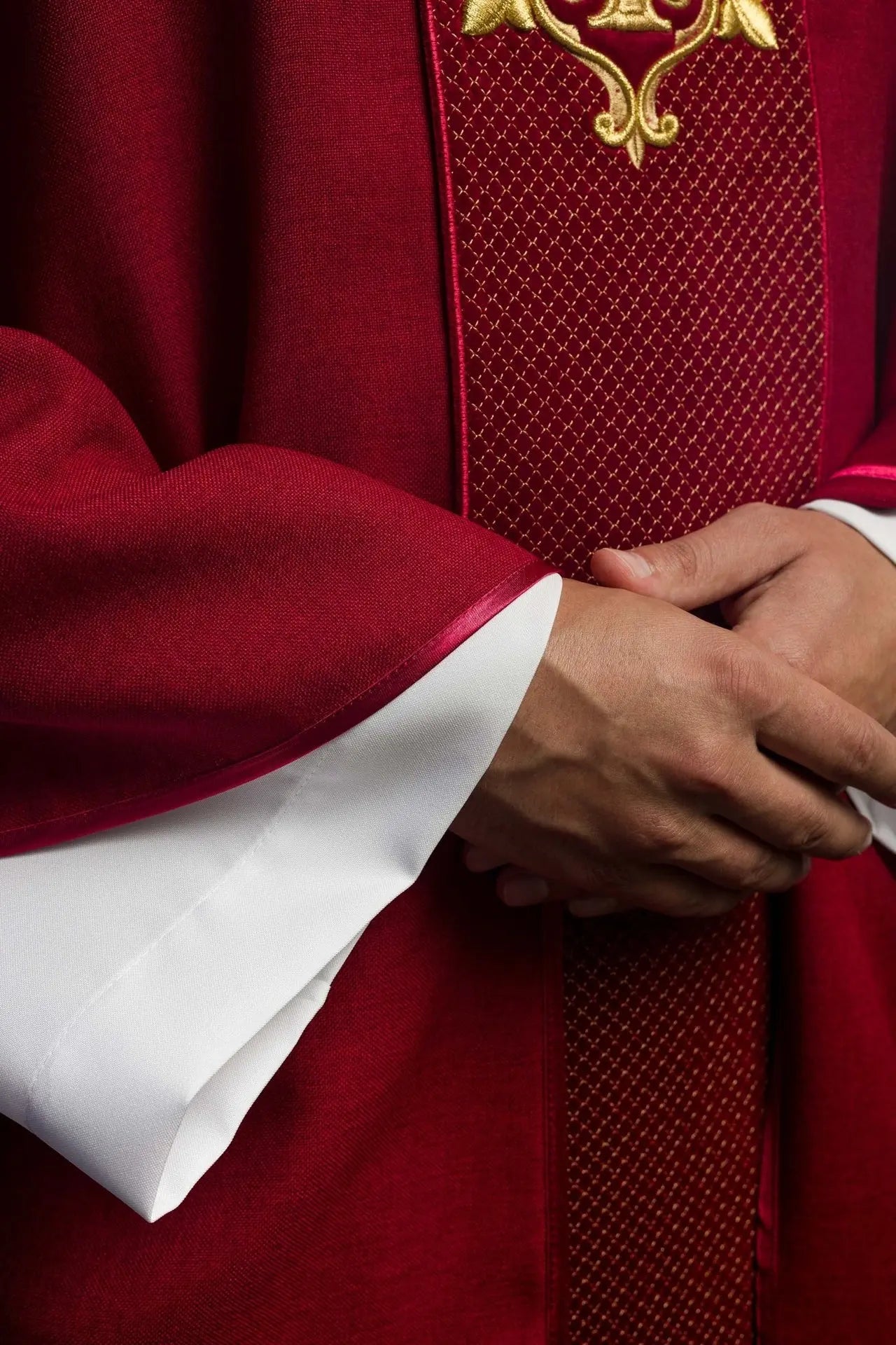 Casulla bordada en terciopelo con el símbolo de la Cruz Roja