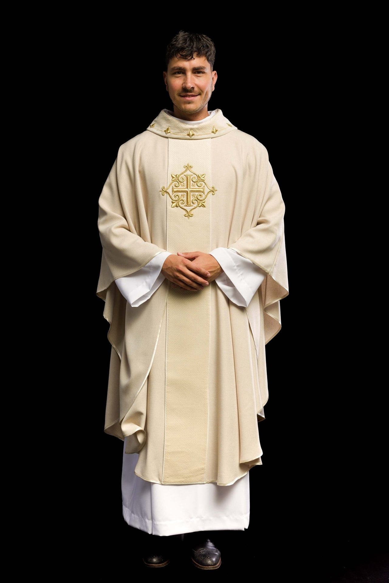 Ornat haftowany na aksamicie z symbolem Krzyż Ecru