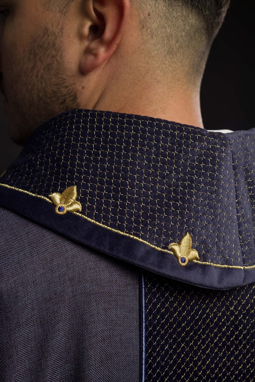 Ornat haftowany na aksamicie z symbolem Krzyż Fioletowy