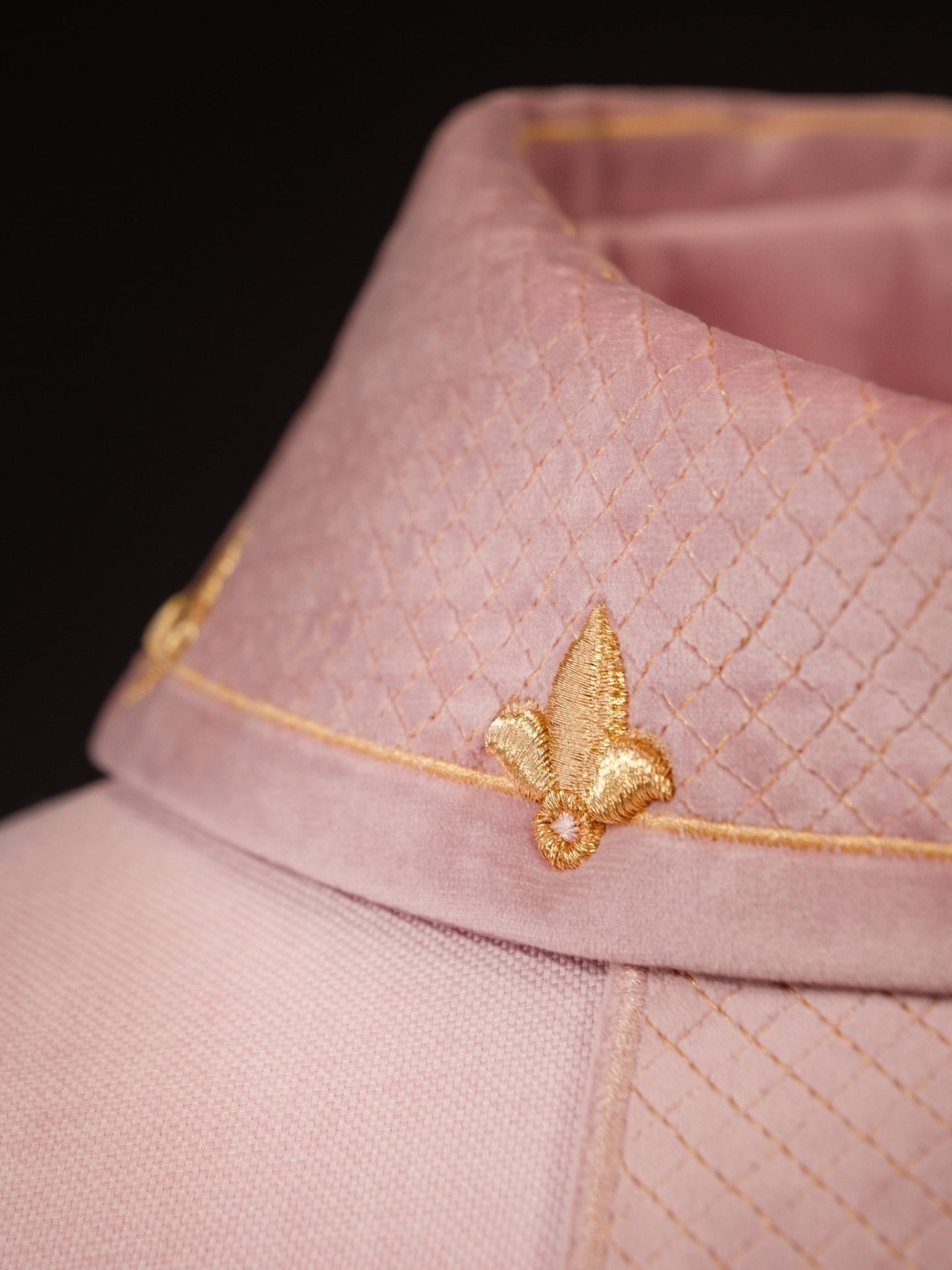 Ornat haftowany na aksamicie z symbolem Krzyż Różowy