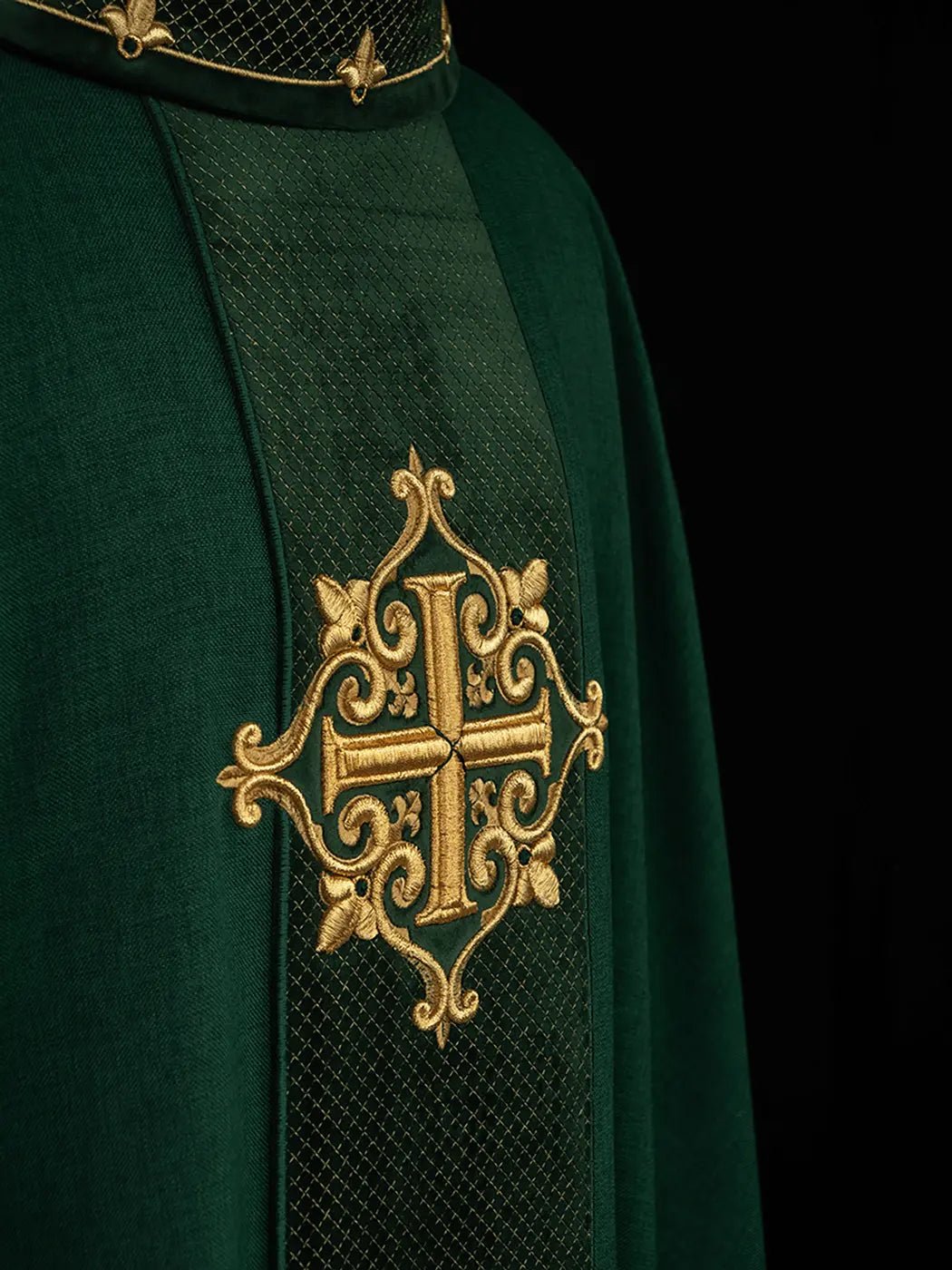 Casulla bordada en terciopelo con el símbolo de la Cruz Verde