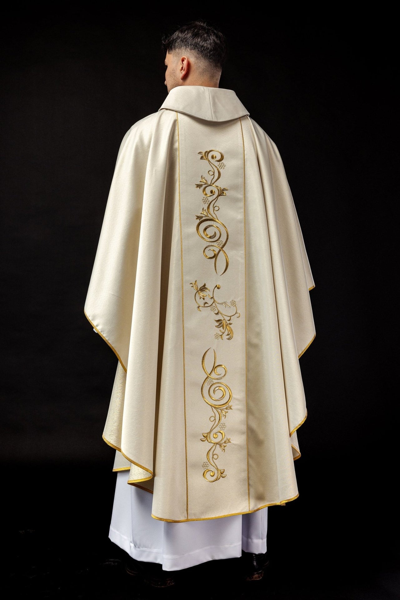 Ornat haftowany na Boże Narodzenie z wizerunkiem Świętej Rodziny