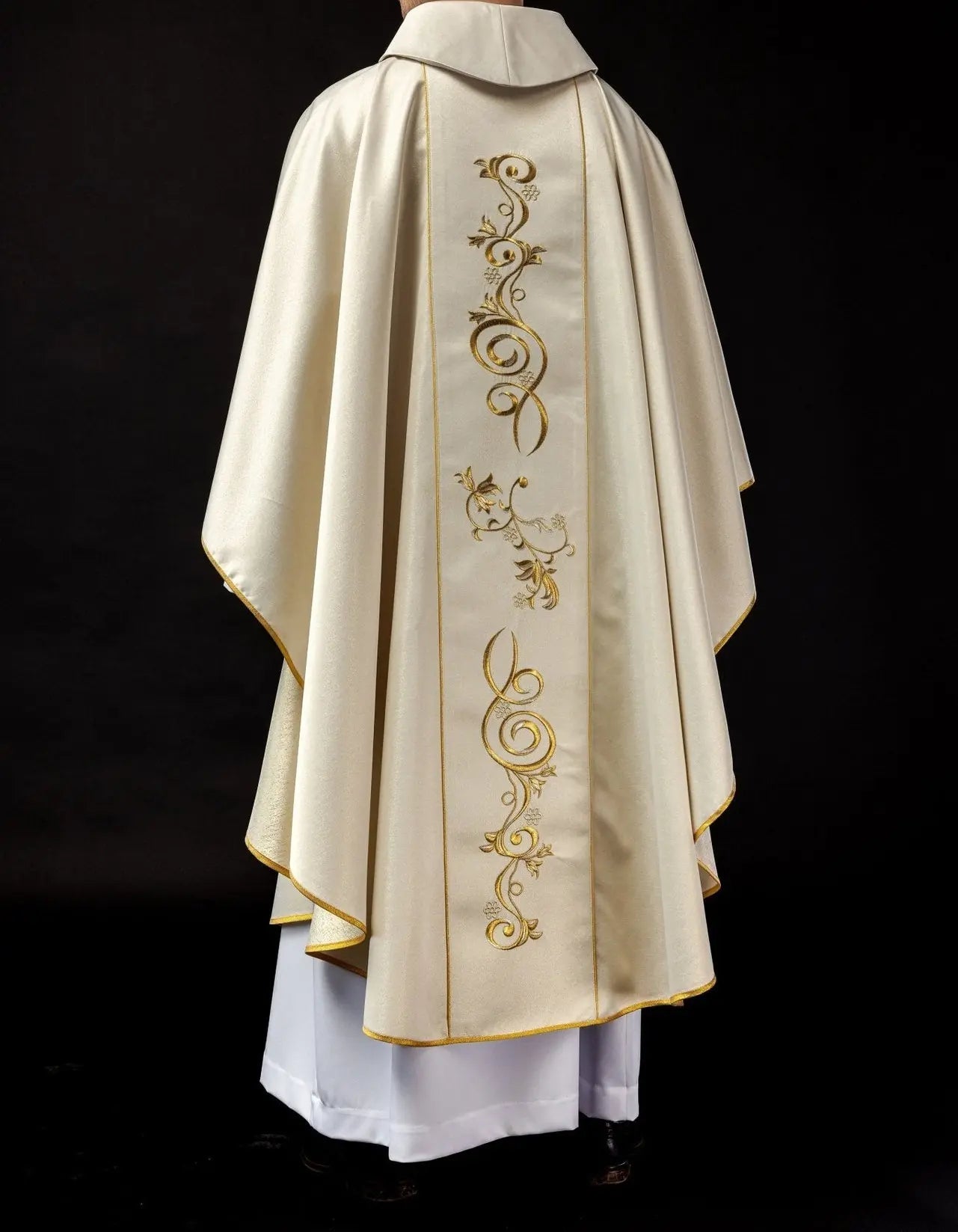 Casulla bordada para Navidad con la imagen de la Sagrada Familia