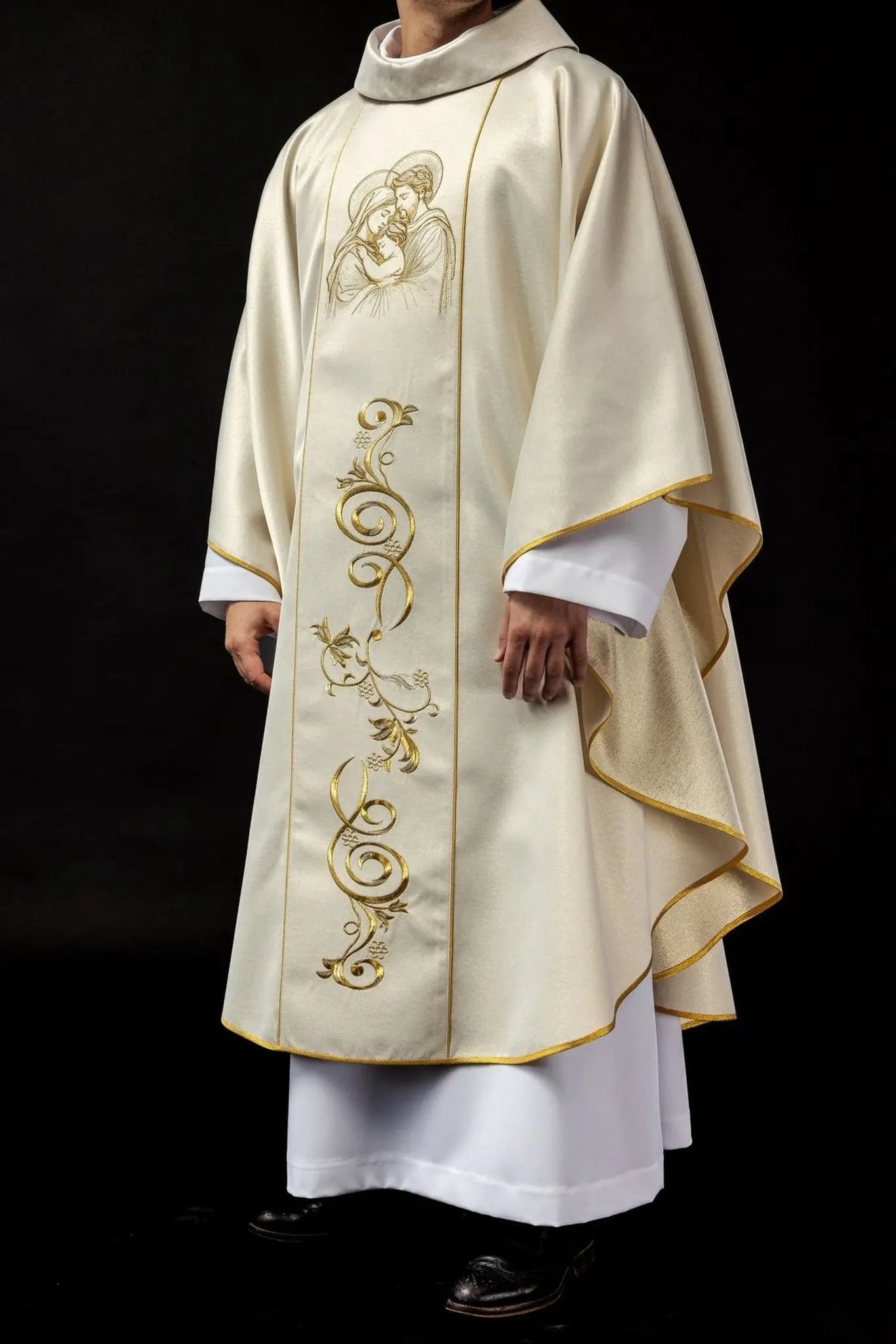 Casulla bordada para Navidad con la imagen de la Sagrada Familia