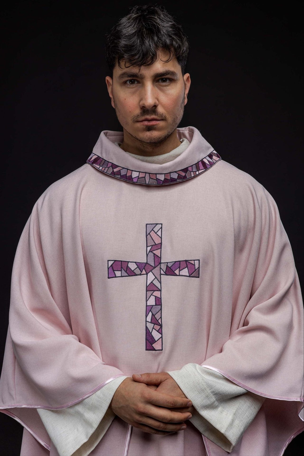 Ornat haftowany Różowy z krzyżem Mozaika