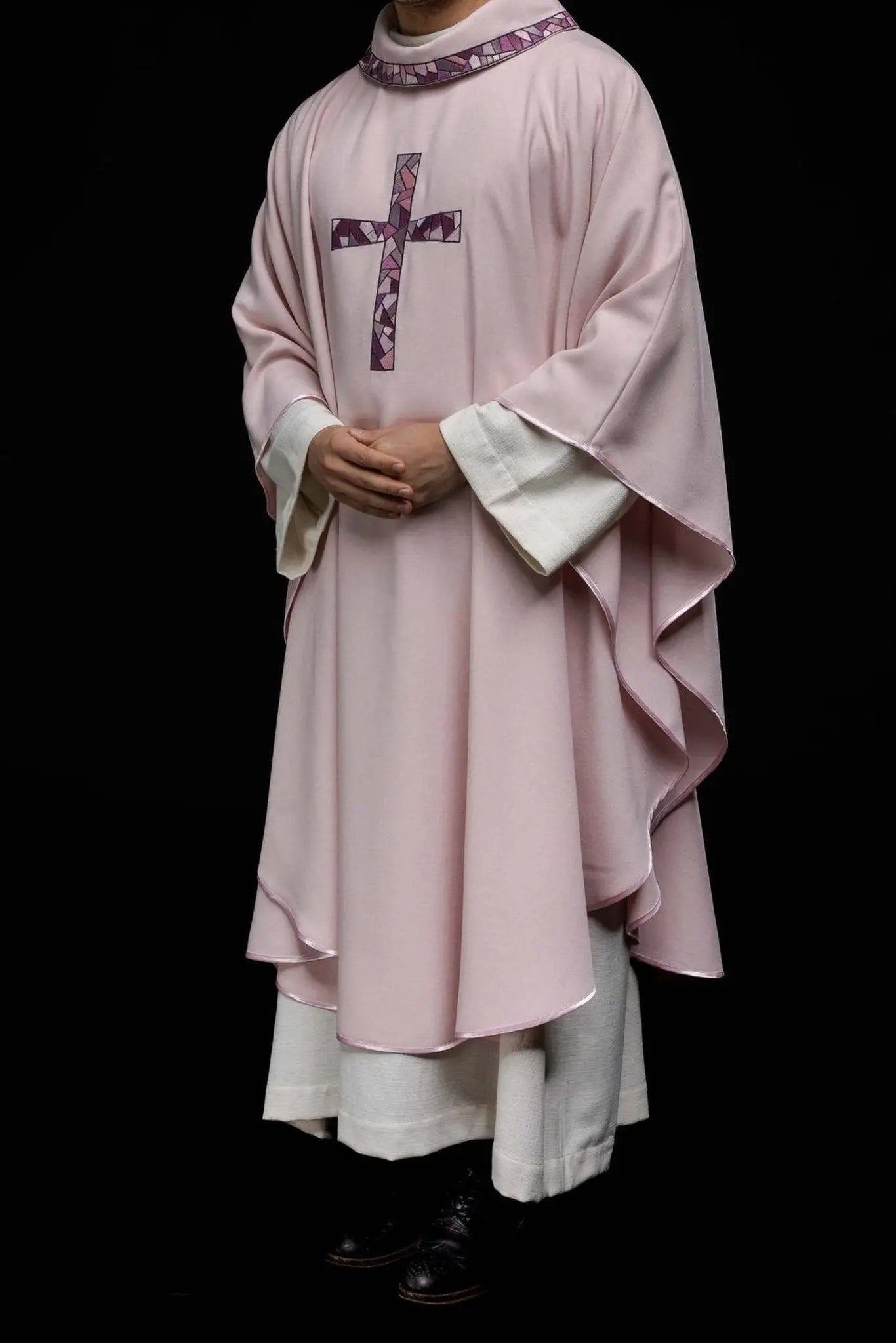Casulla bordada de la cruz rosa