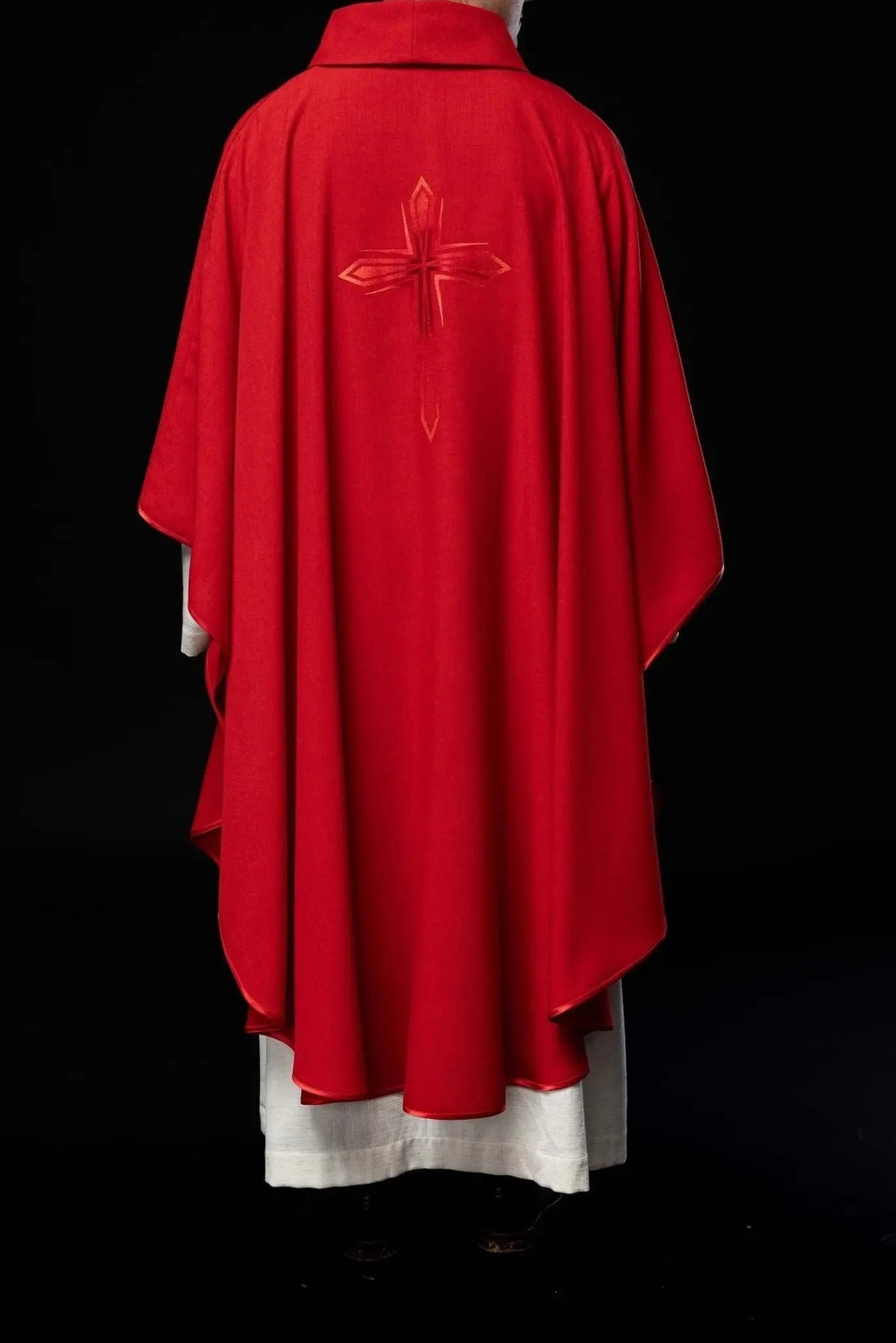 Casulla bordada en rojo
