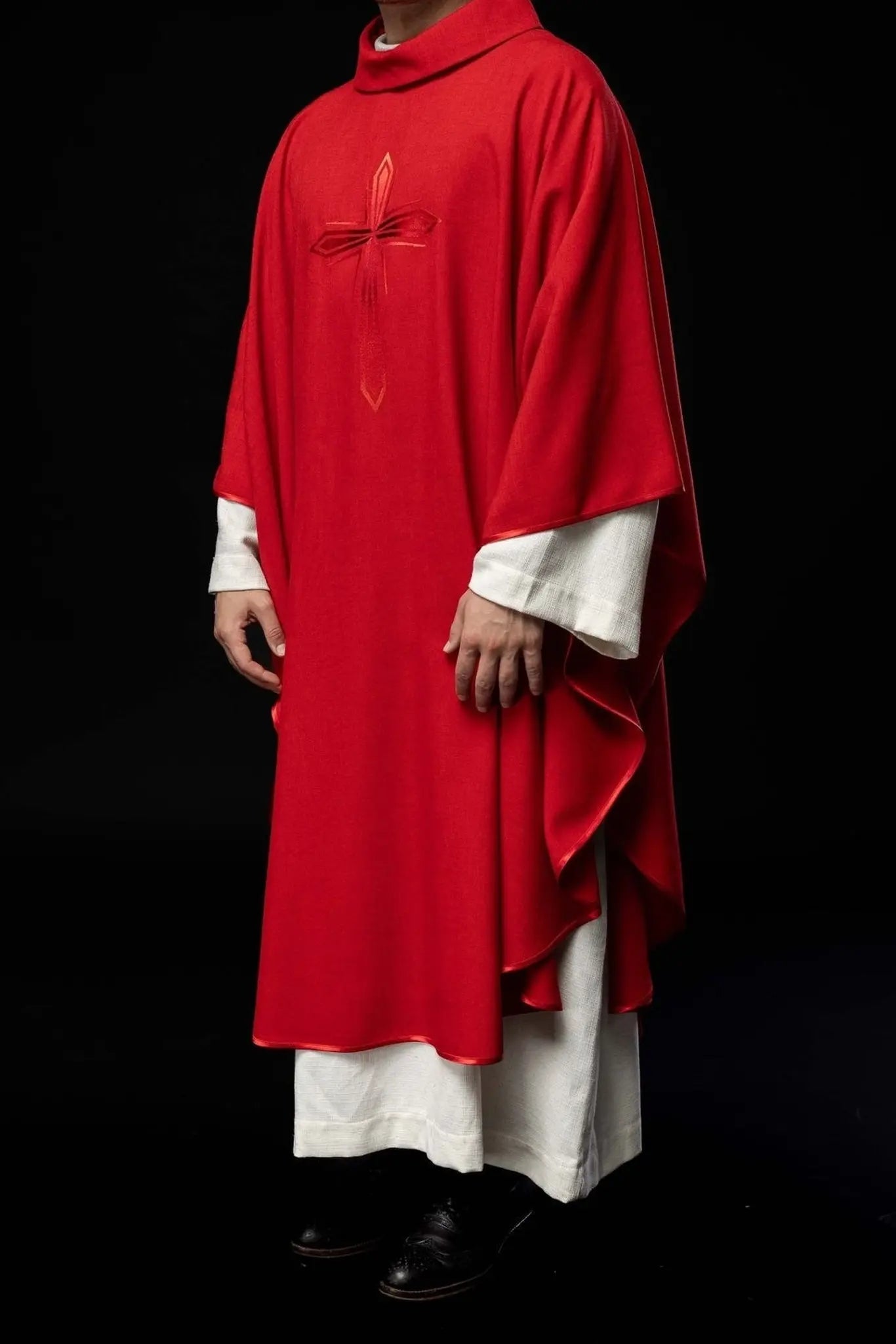 Casulla bordada en rojo