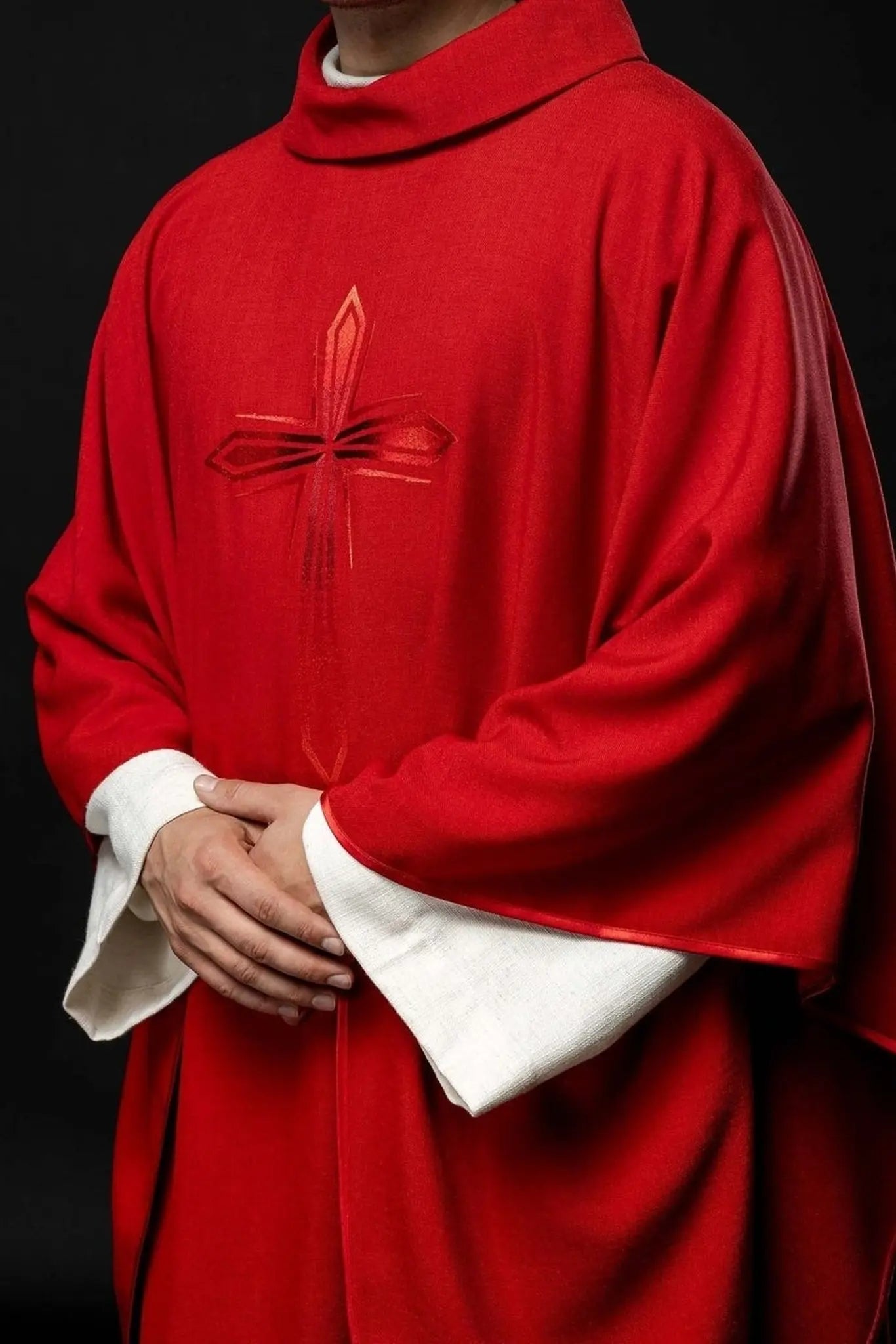 Casulla bordada en rojo