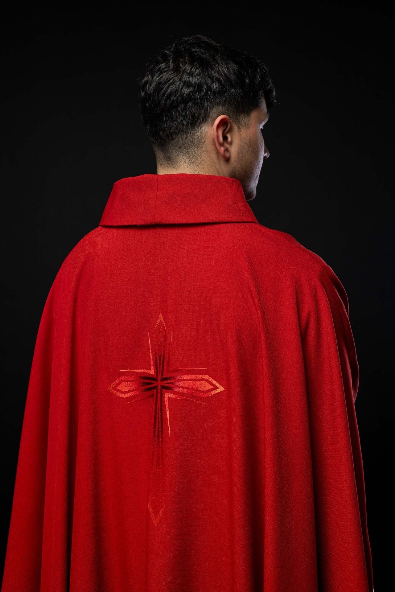 Ornat haftowany w kolorze czerwonym