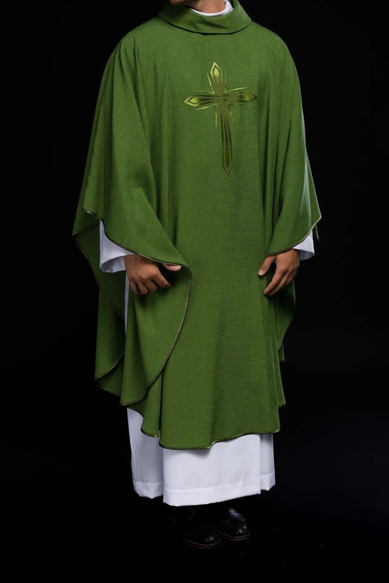 Casulla bordada en verde