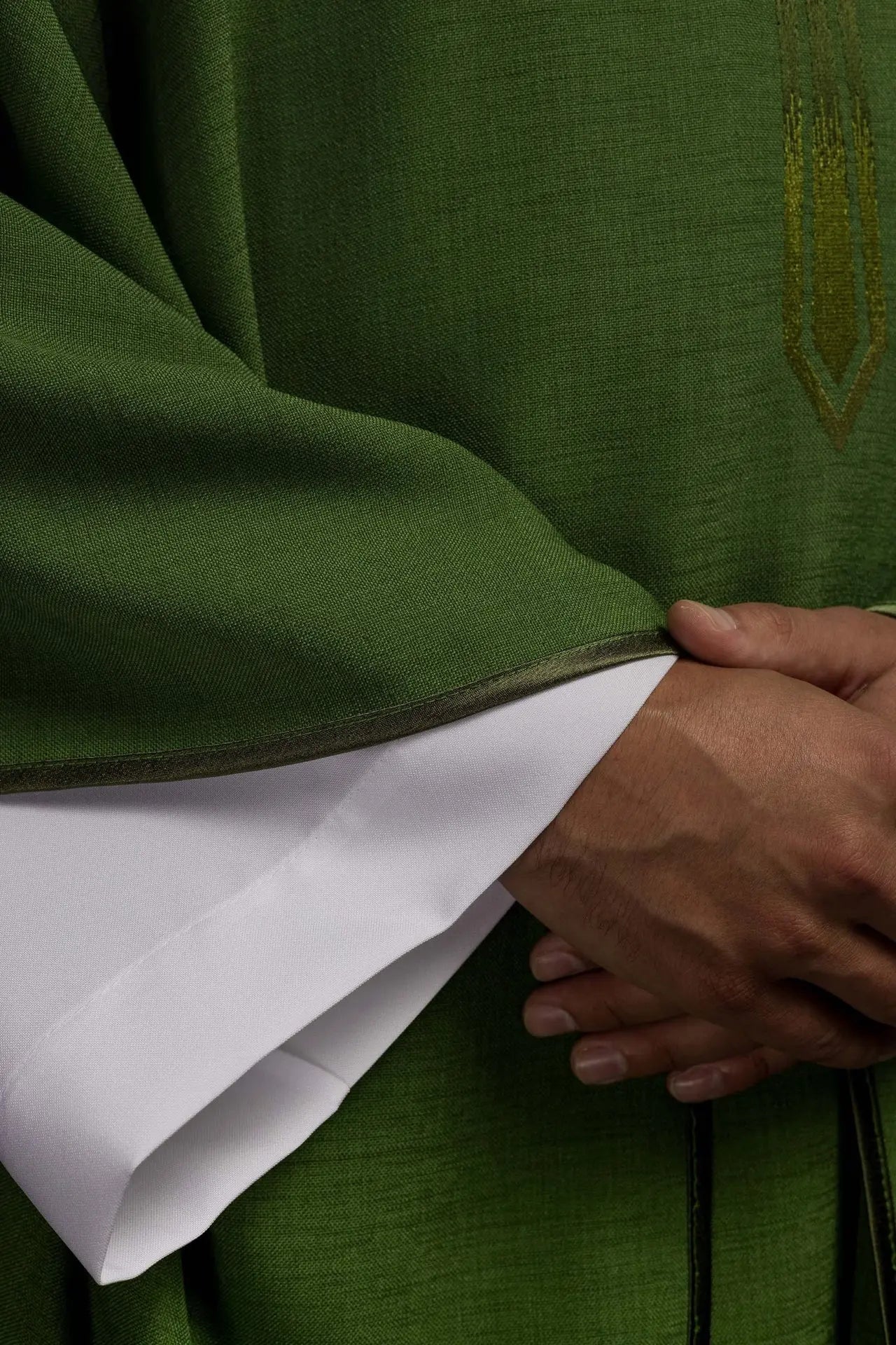 Casulla bordada en verde