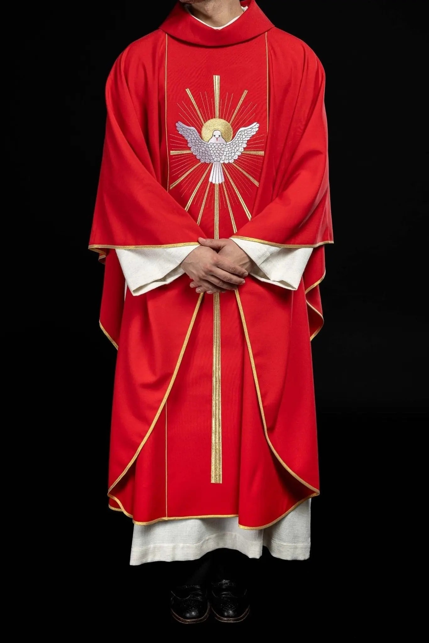 Casulla bordada con el Espíritu Santo en rojo