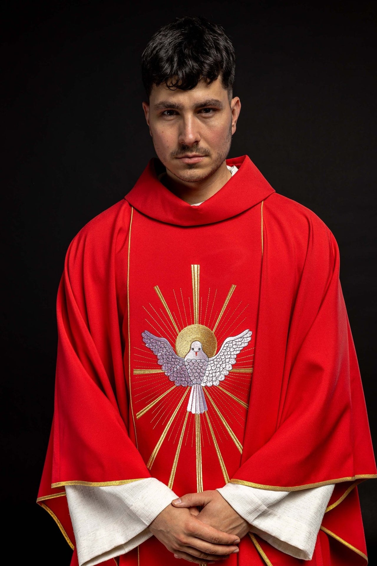 Ornat haftowany z Duchem Świętym w kolorze czerwonym