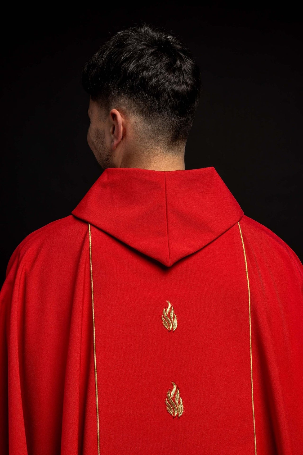 Ornat haftowany z Duchem Świętym w kolorze czerwonym