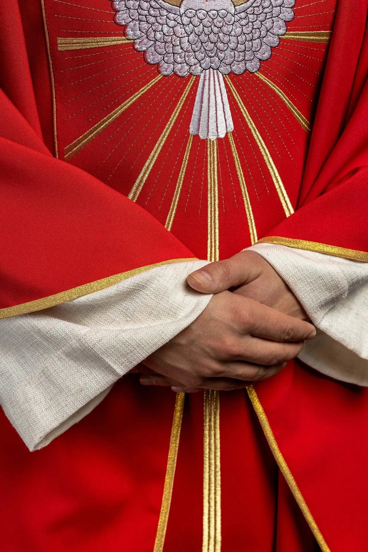 Casulla bordada con el Espíritu Santo en rojo