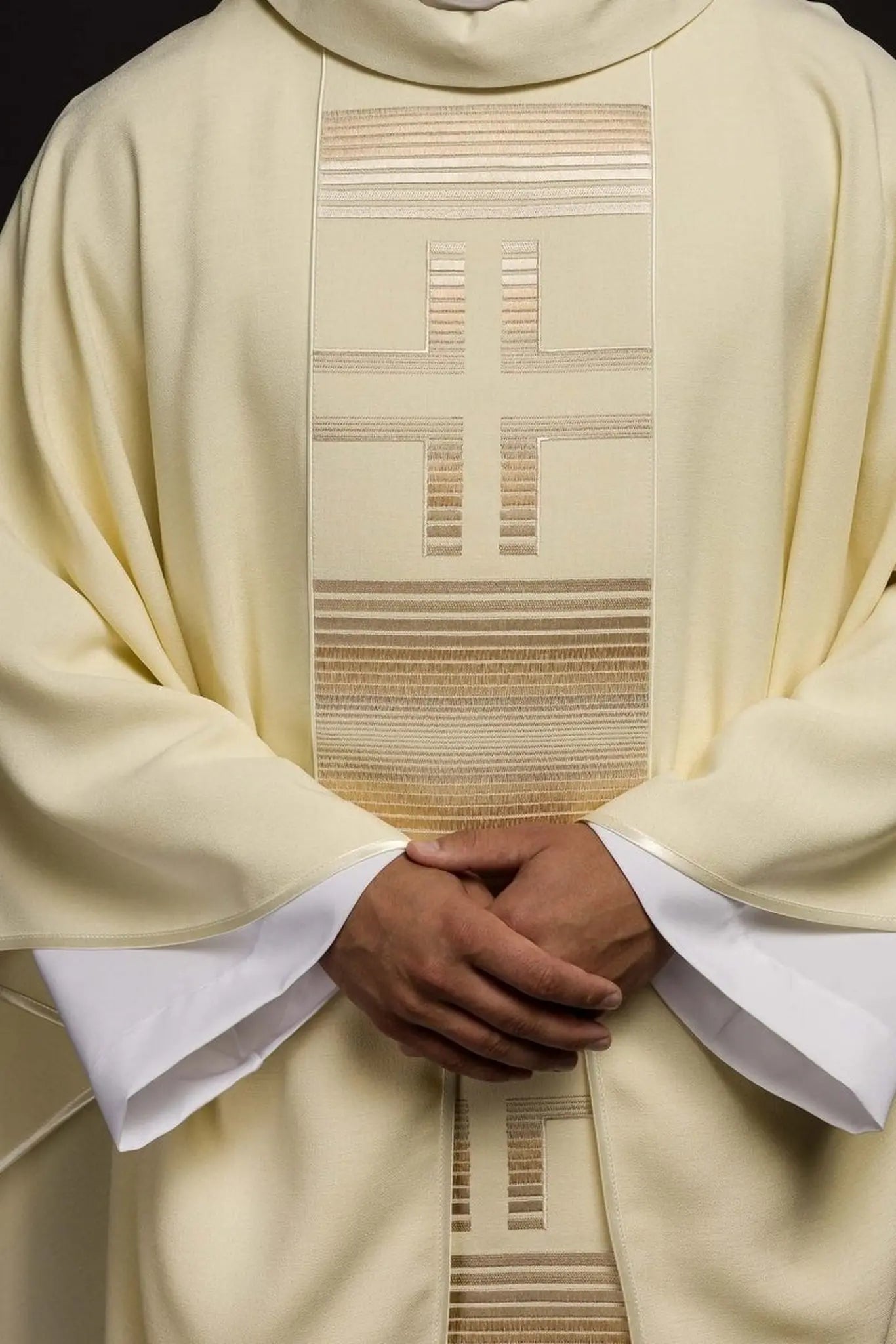 Casulla bordada con cruces