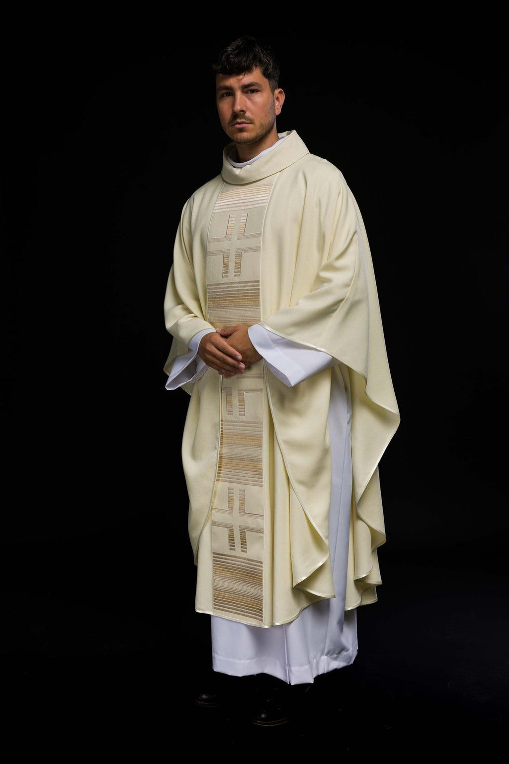 Ornat haftowany z Krzyżami w kolorze ecru