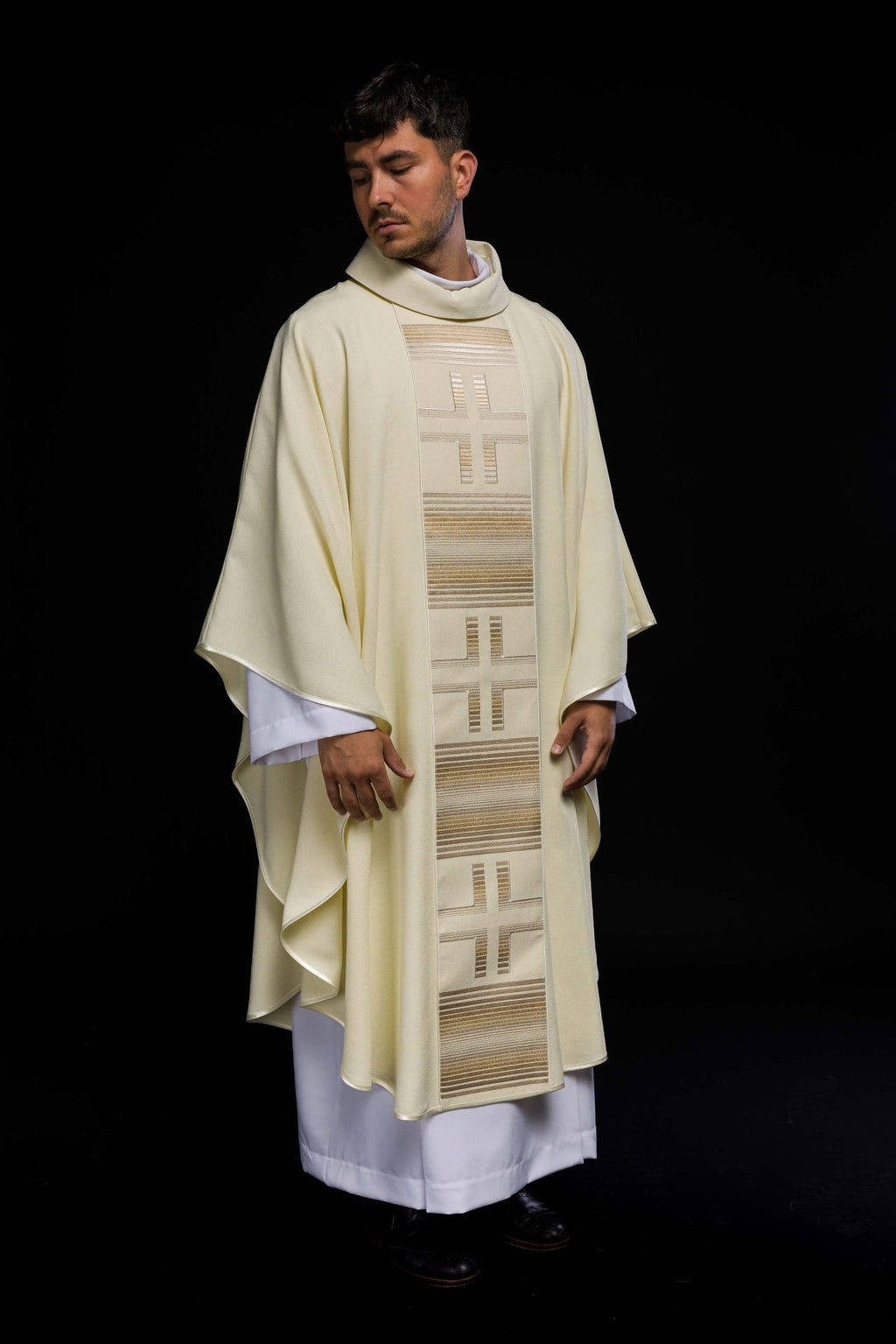 Ornat haftowany z Krzyżami w kolorze ecru