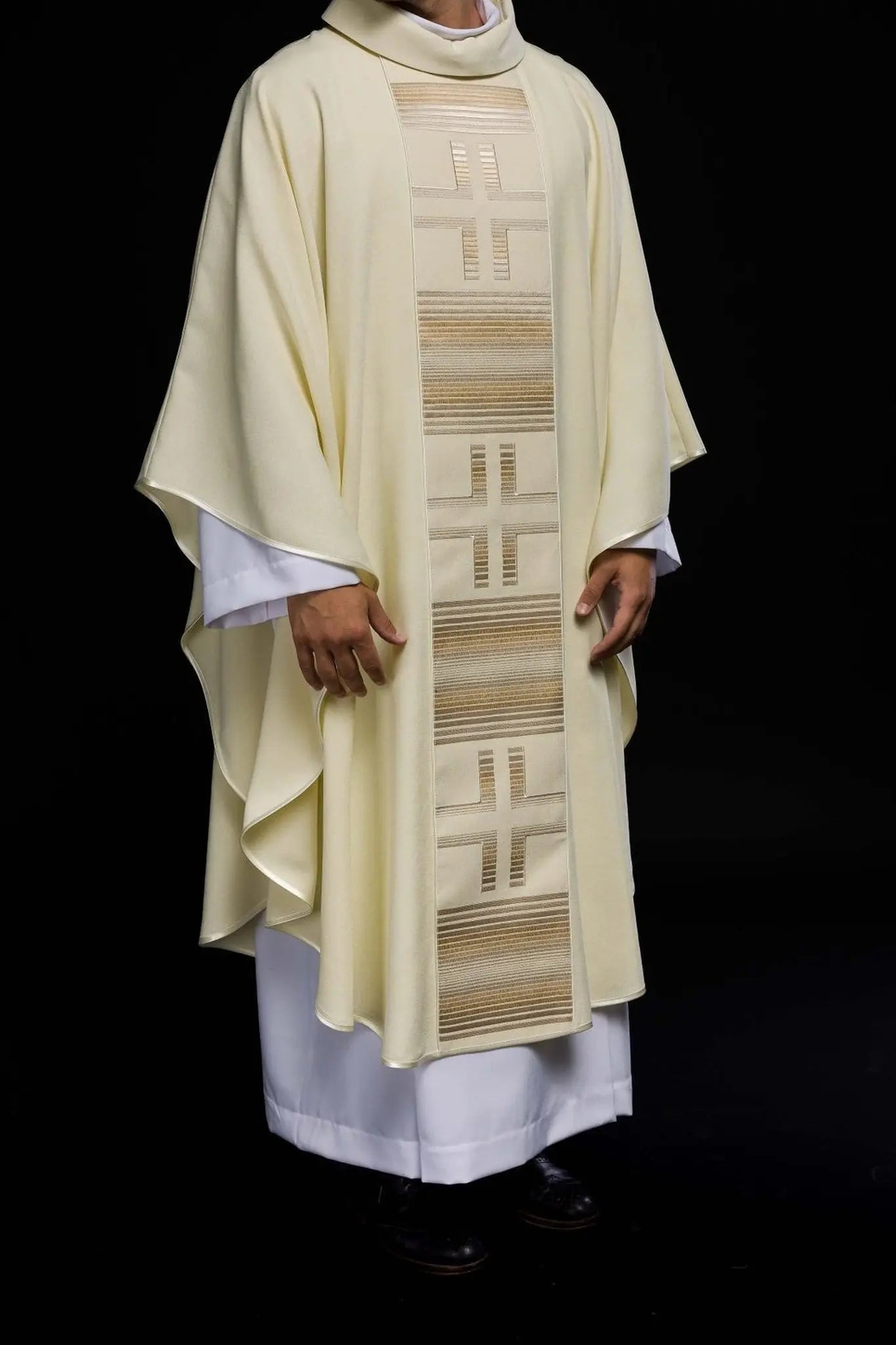 Casulla bordada con cruces