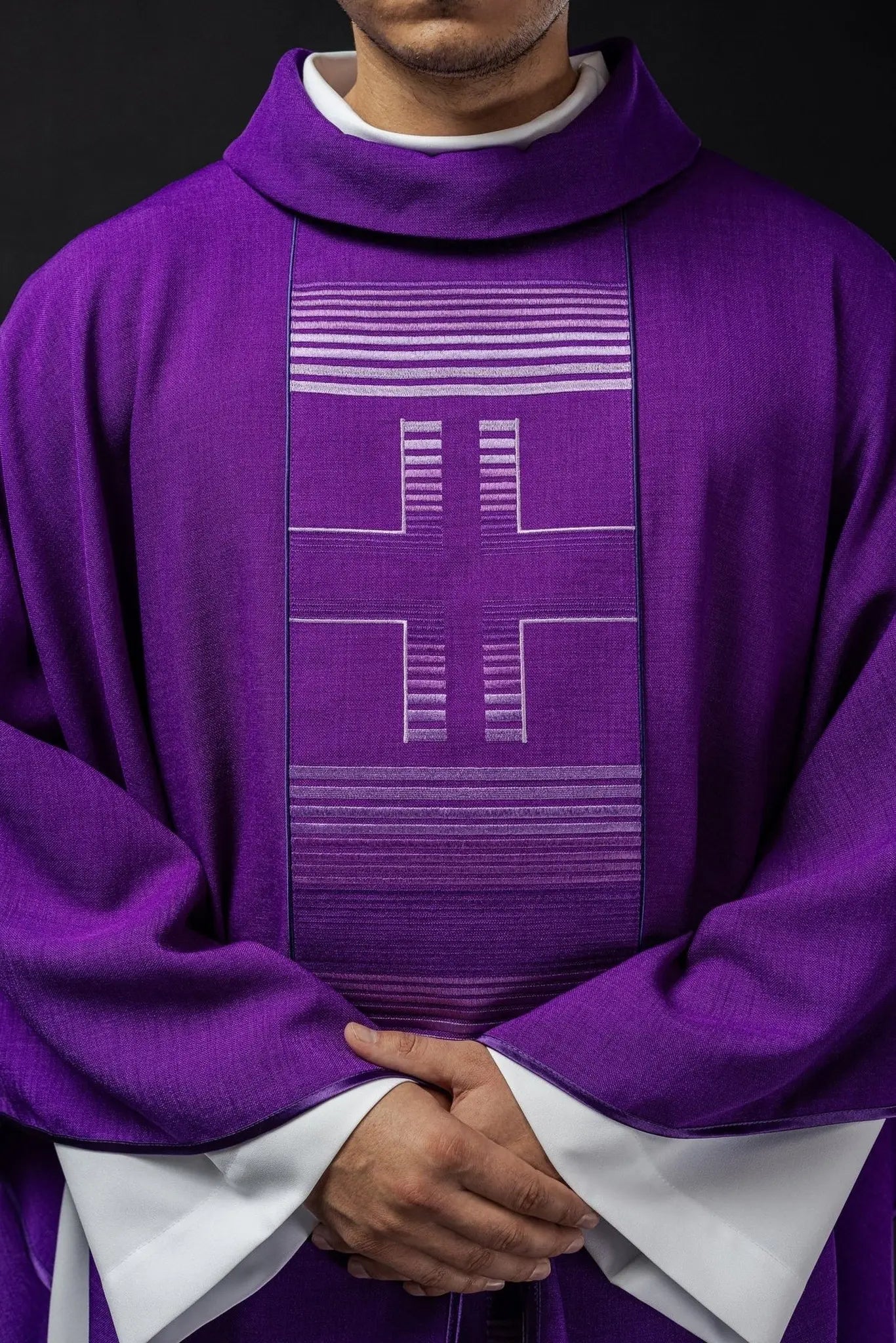 Casulla bordada con cruces en púrpura