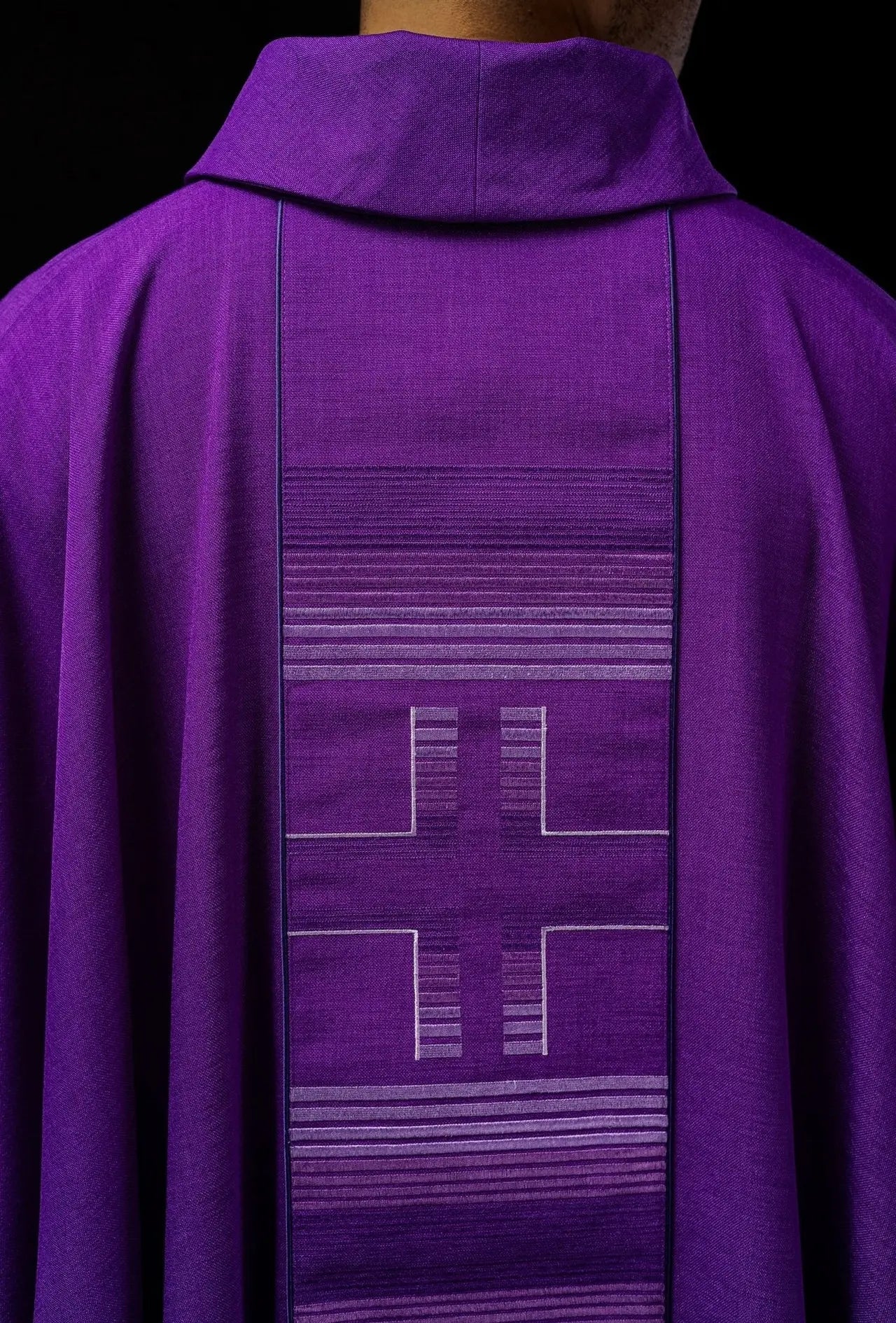 Casulla bordada con cruces en púrpura