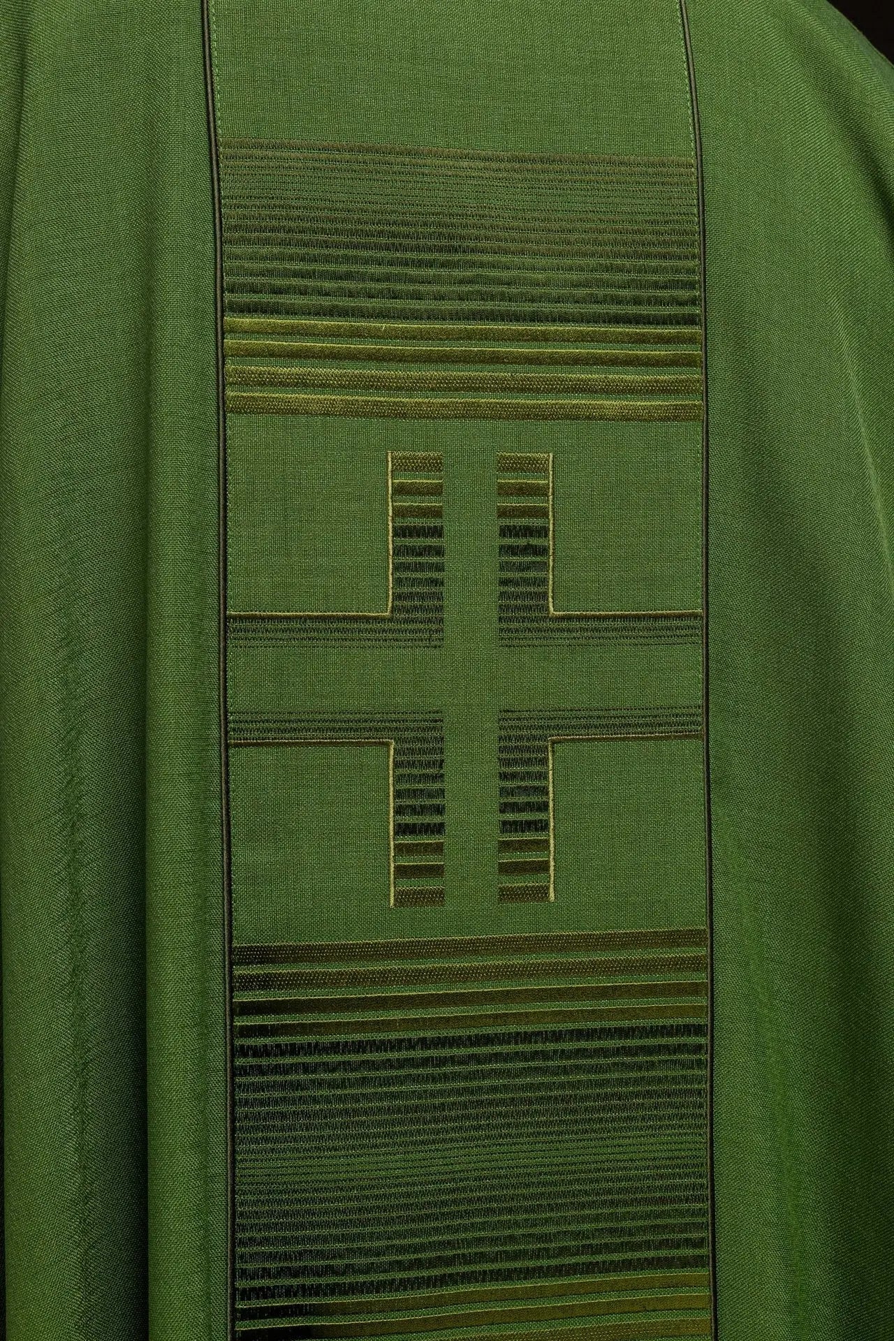 Casulla bordada con cruces en verde