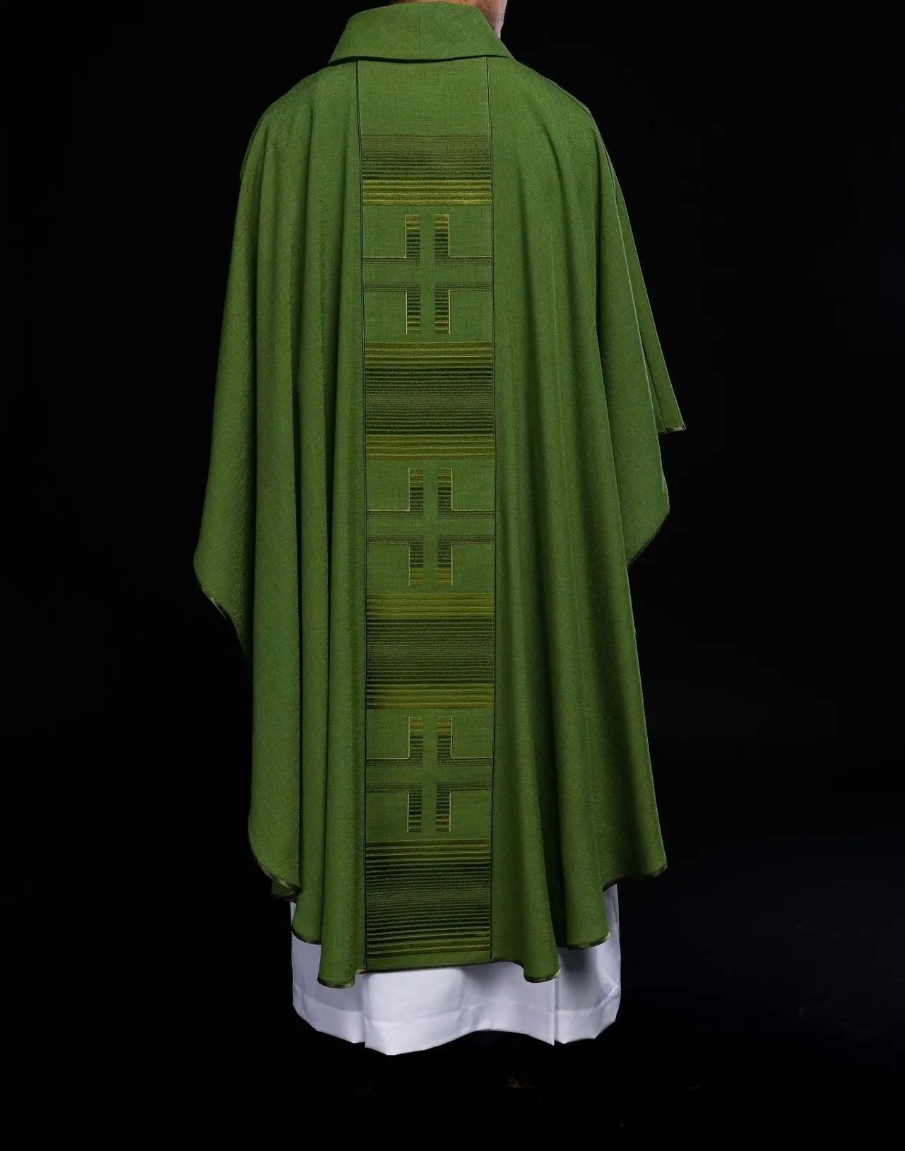 Casulla bordada con cruces en verde