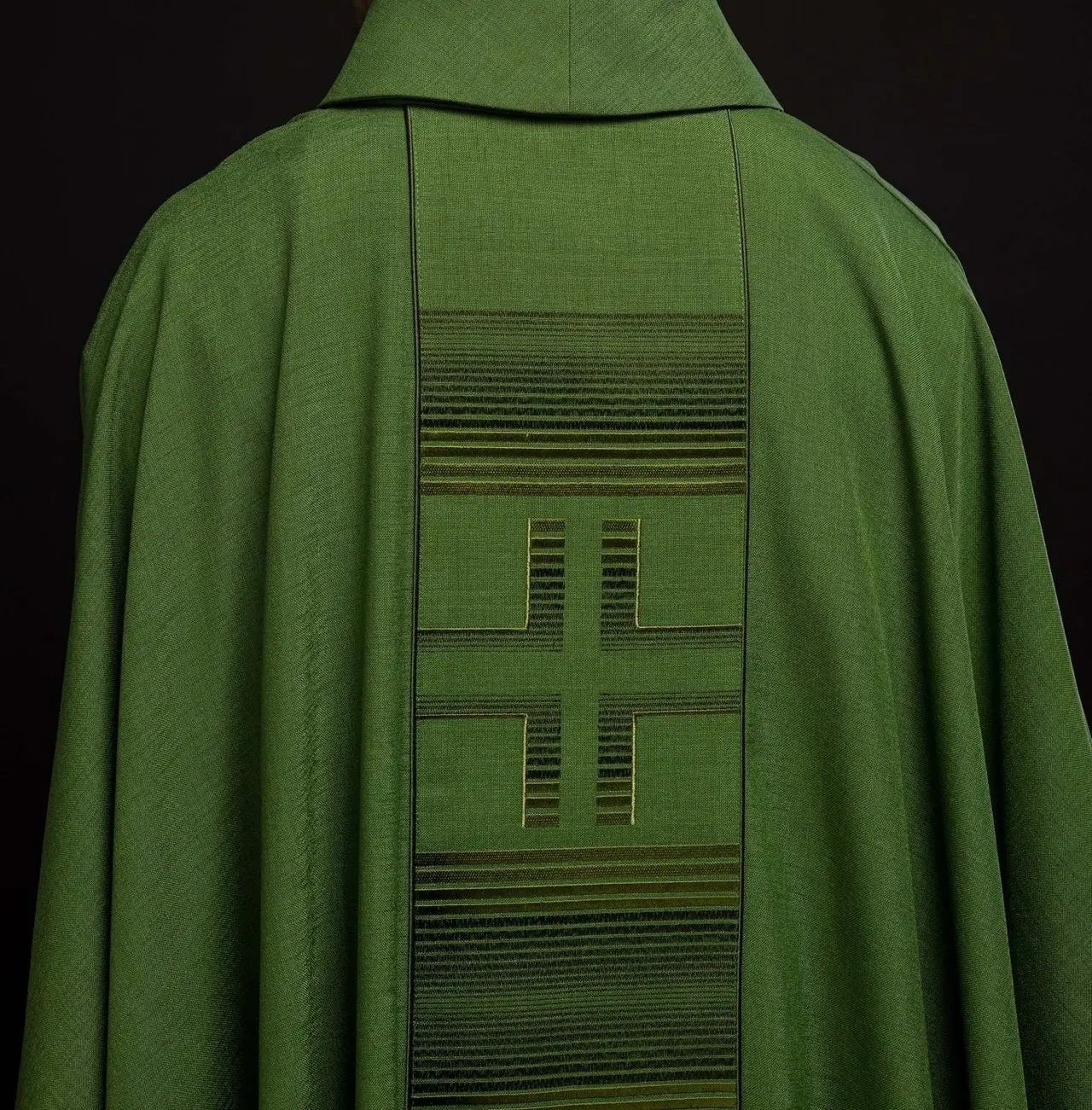 Casulla bordada con cruces en verde