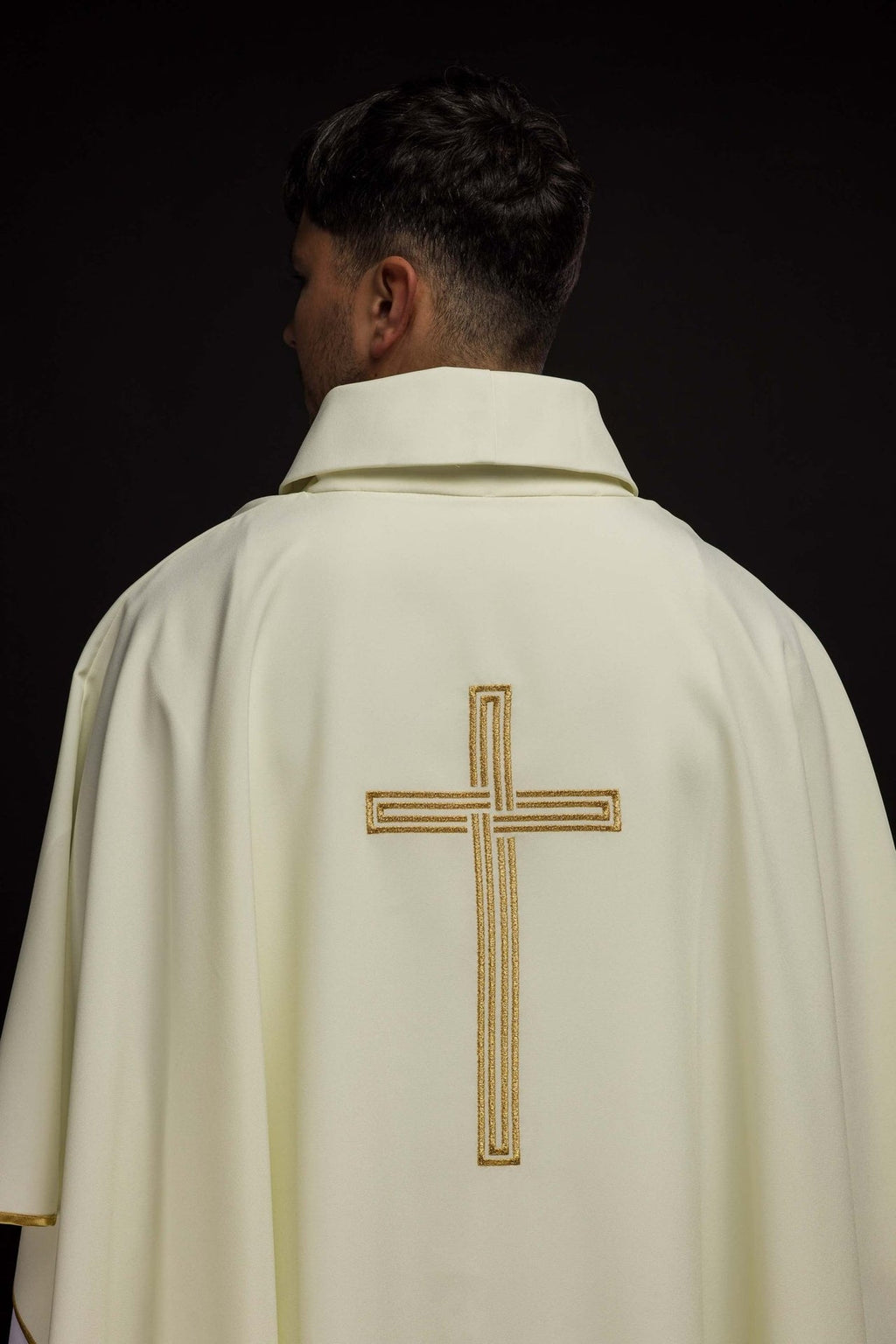Ornat haftowany z motywem Krzyża w kolorze ecru