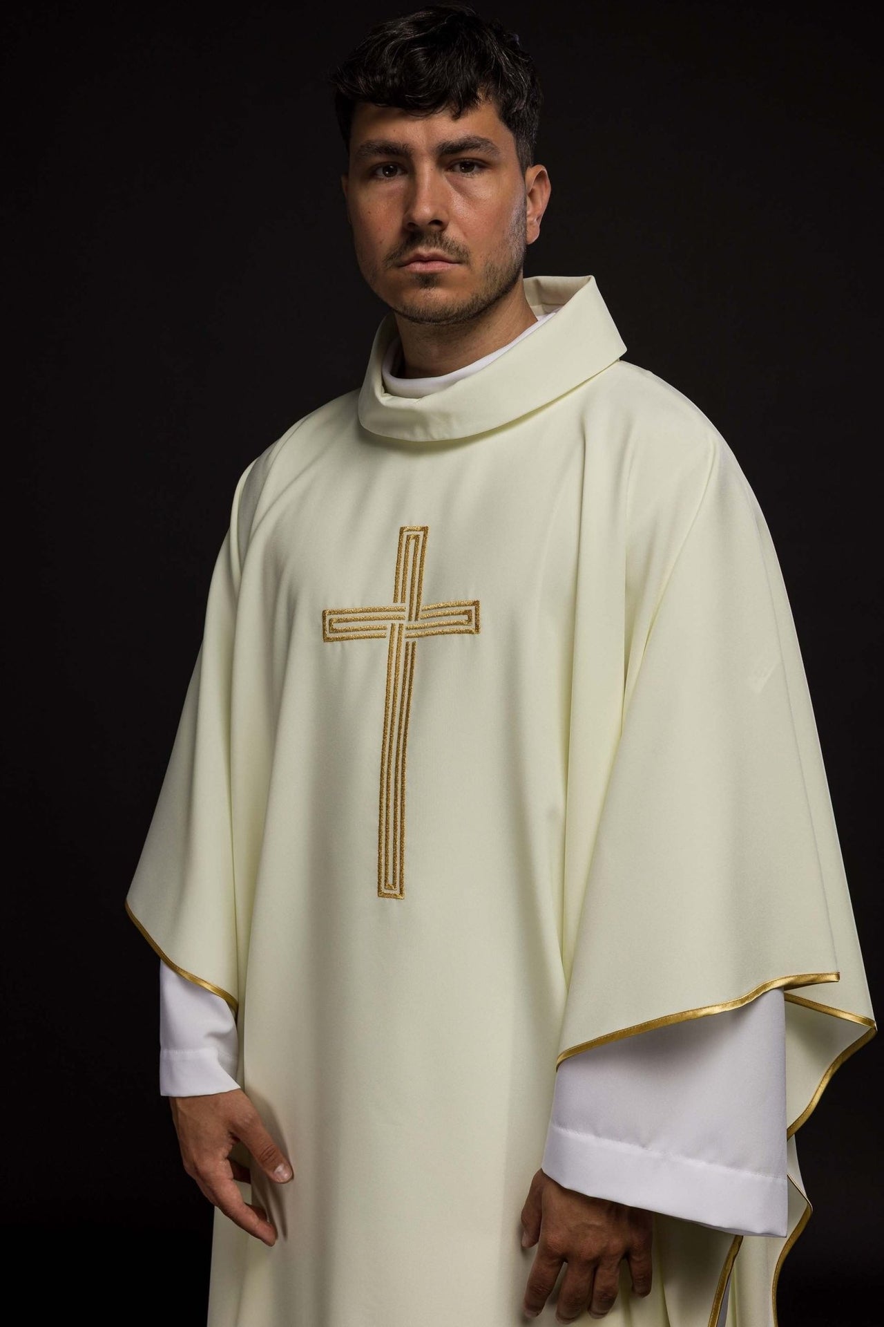 Ornat haftowany z motywem Krzyża w kolorze ecru