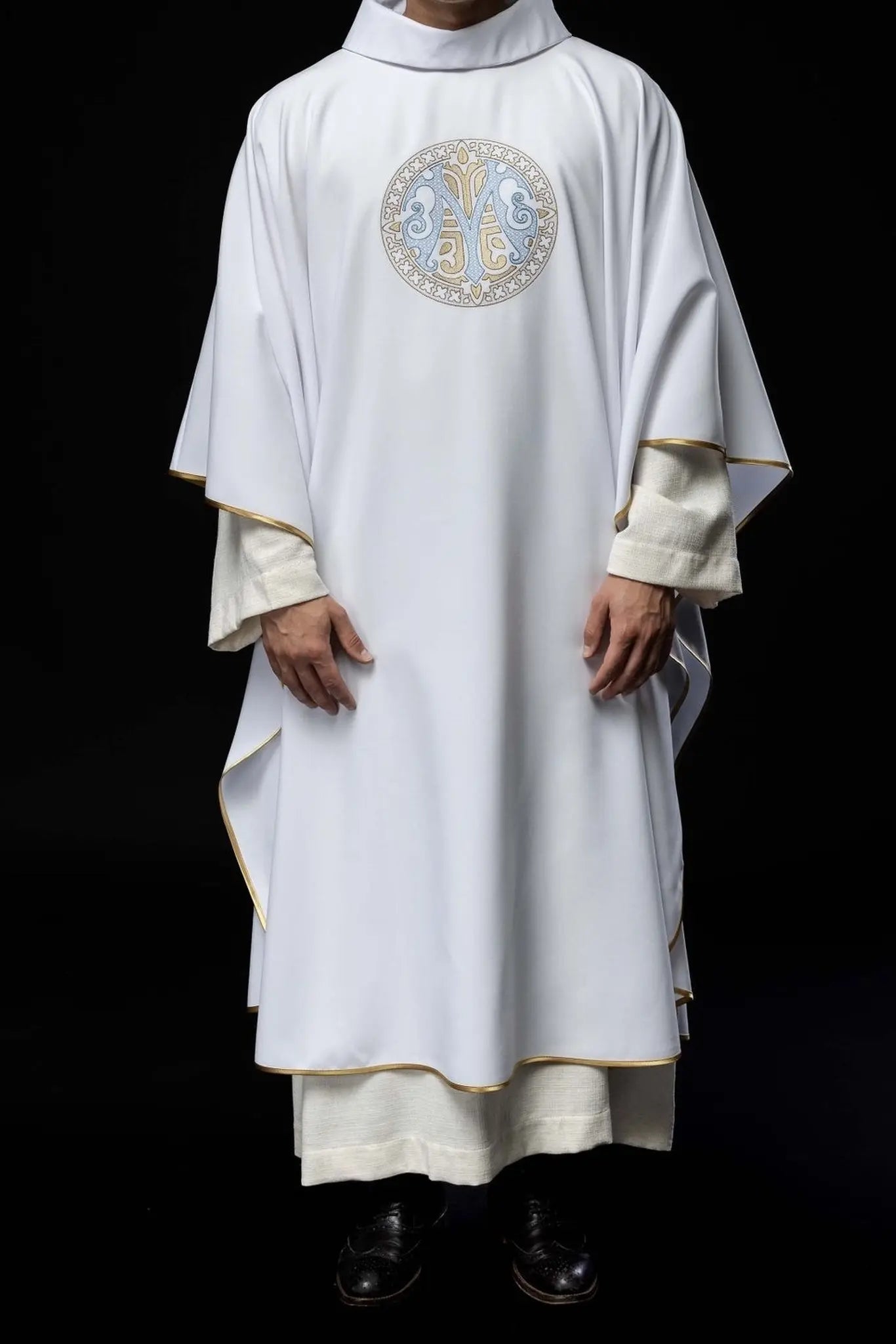 Casulla Mariana Bordada – Blanca