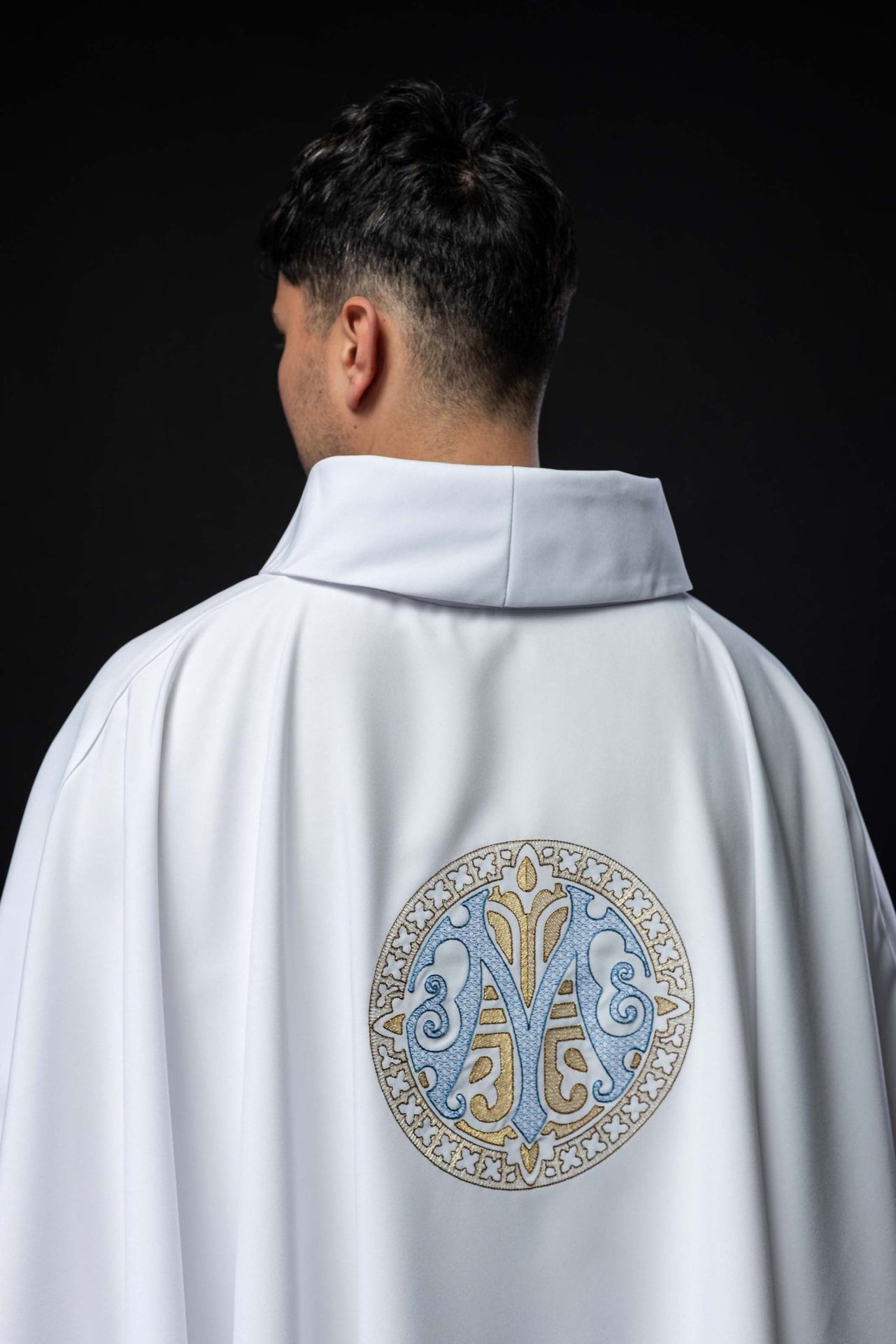 Ornat haftowany z motywem Maryjnym biały