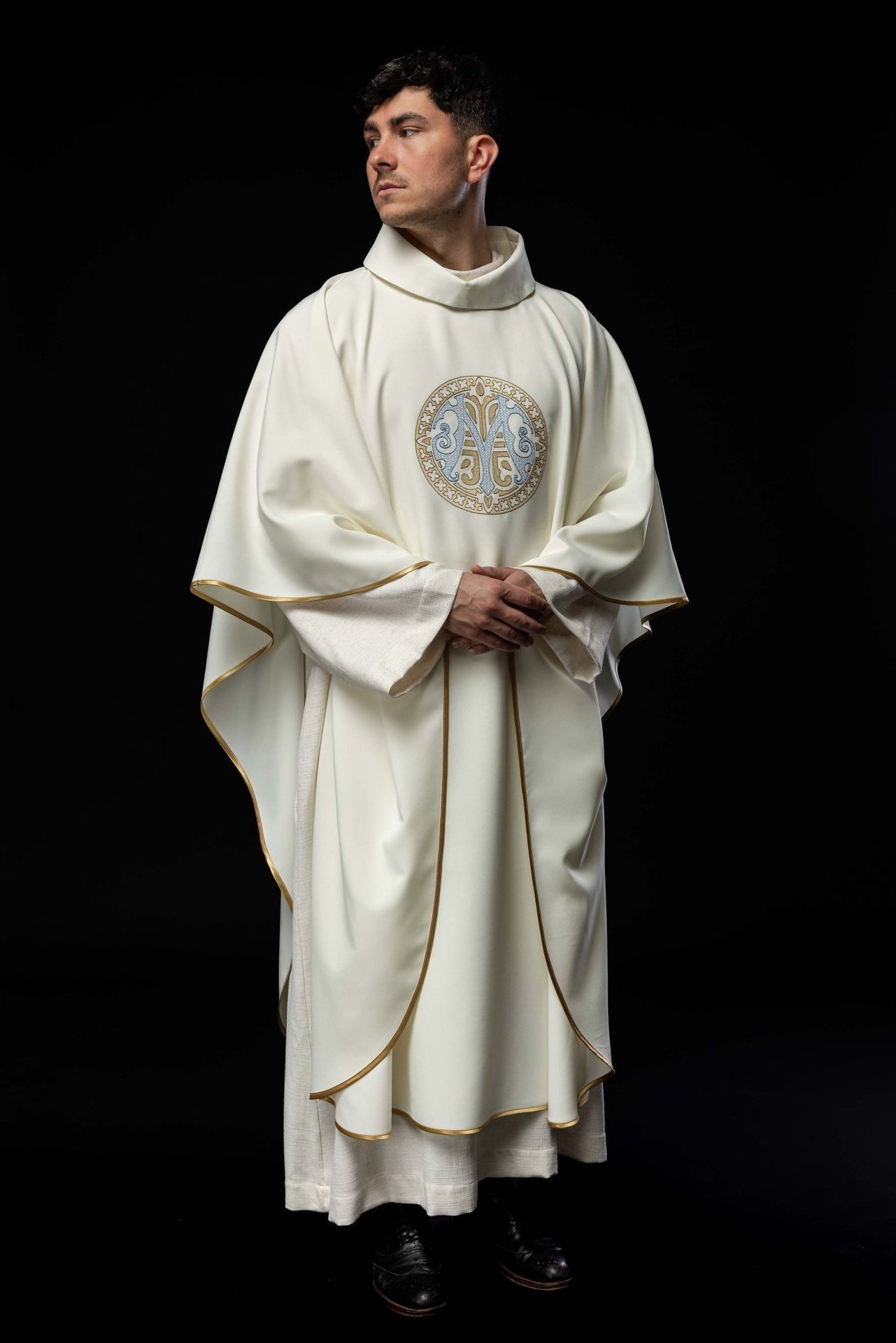 Ornat haftowany z motywem Maryjnym ecru