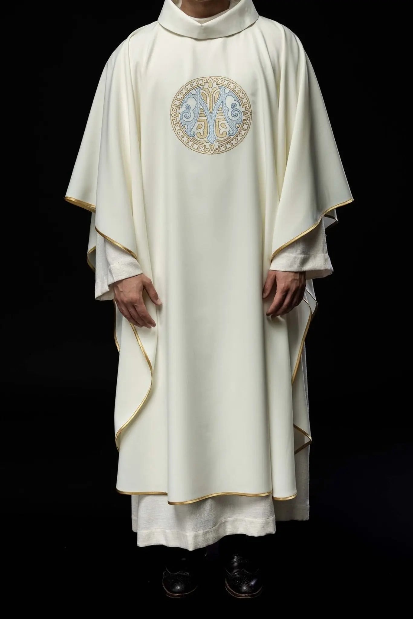 Casulla Mariana Bordada – Ecru