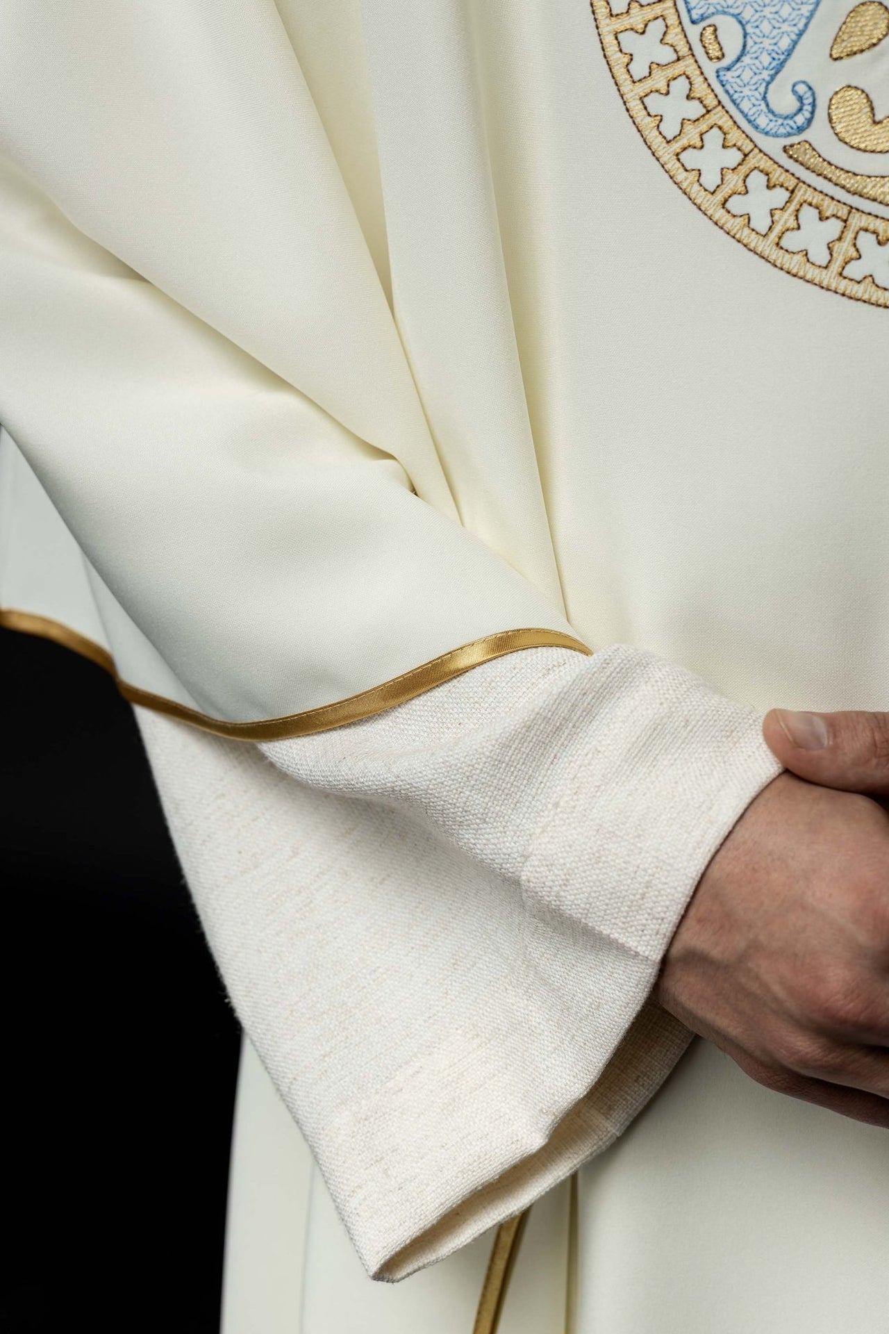 Ornat haftowany z motywem Maryjnym ecru