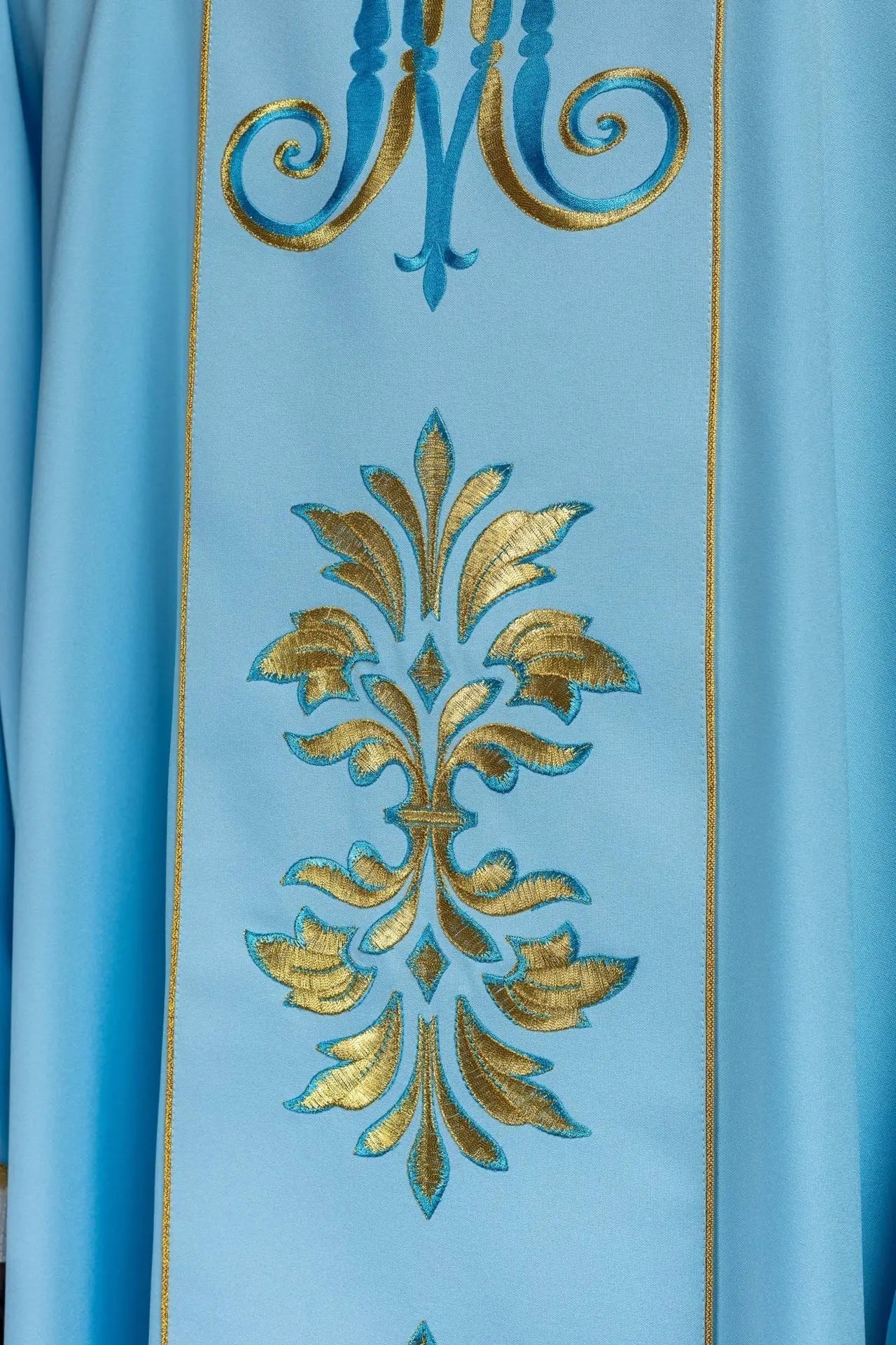 Casulla bordada con motivo mariano azul