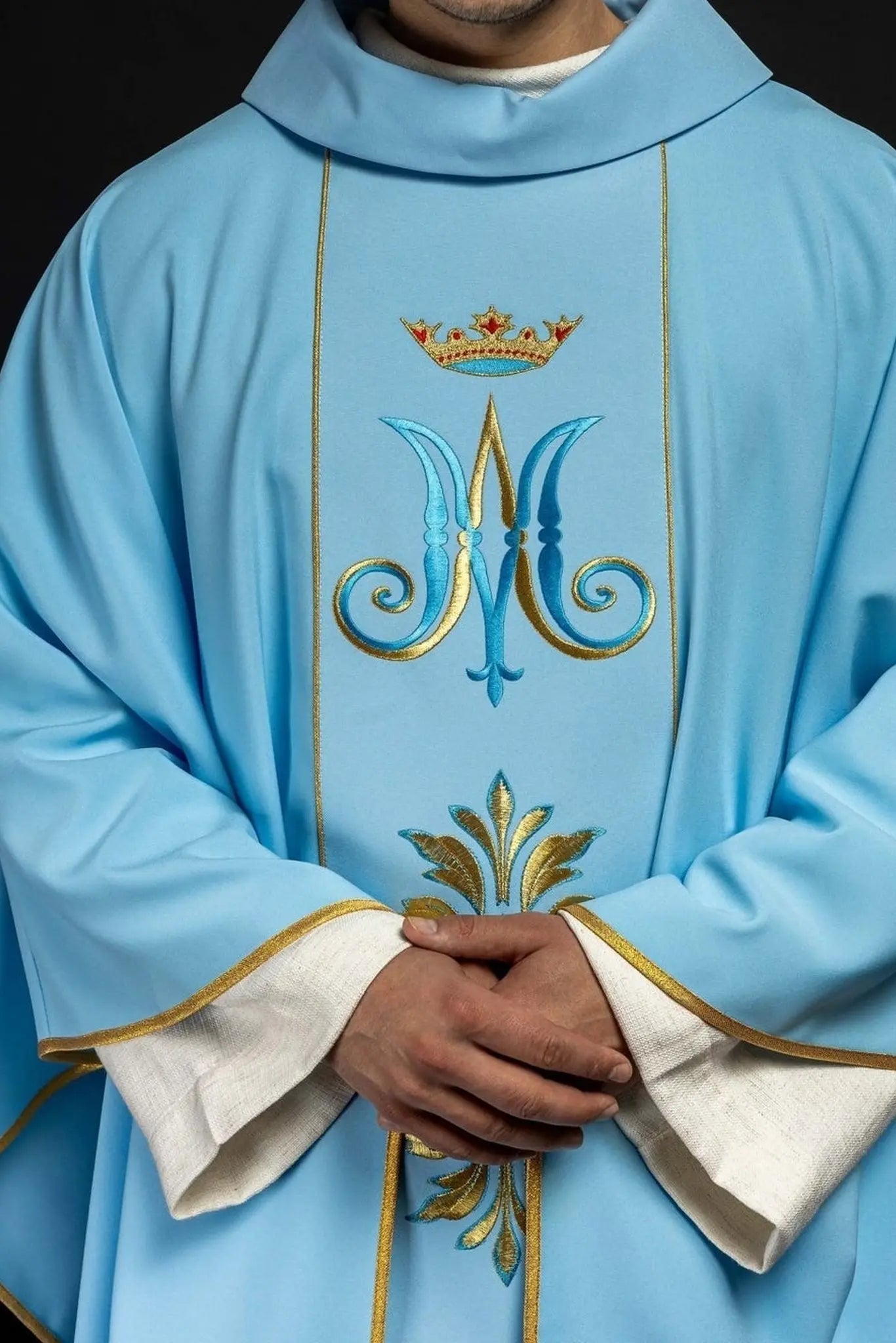 Casulla bordada con motivo mariano azul