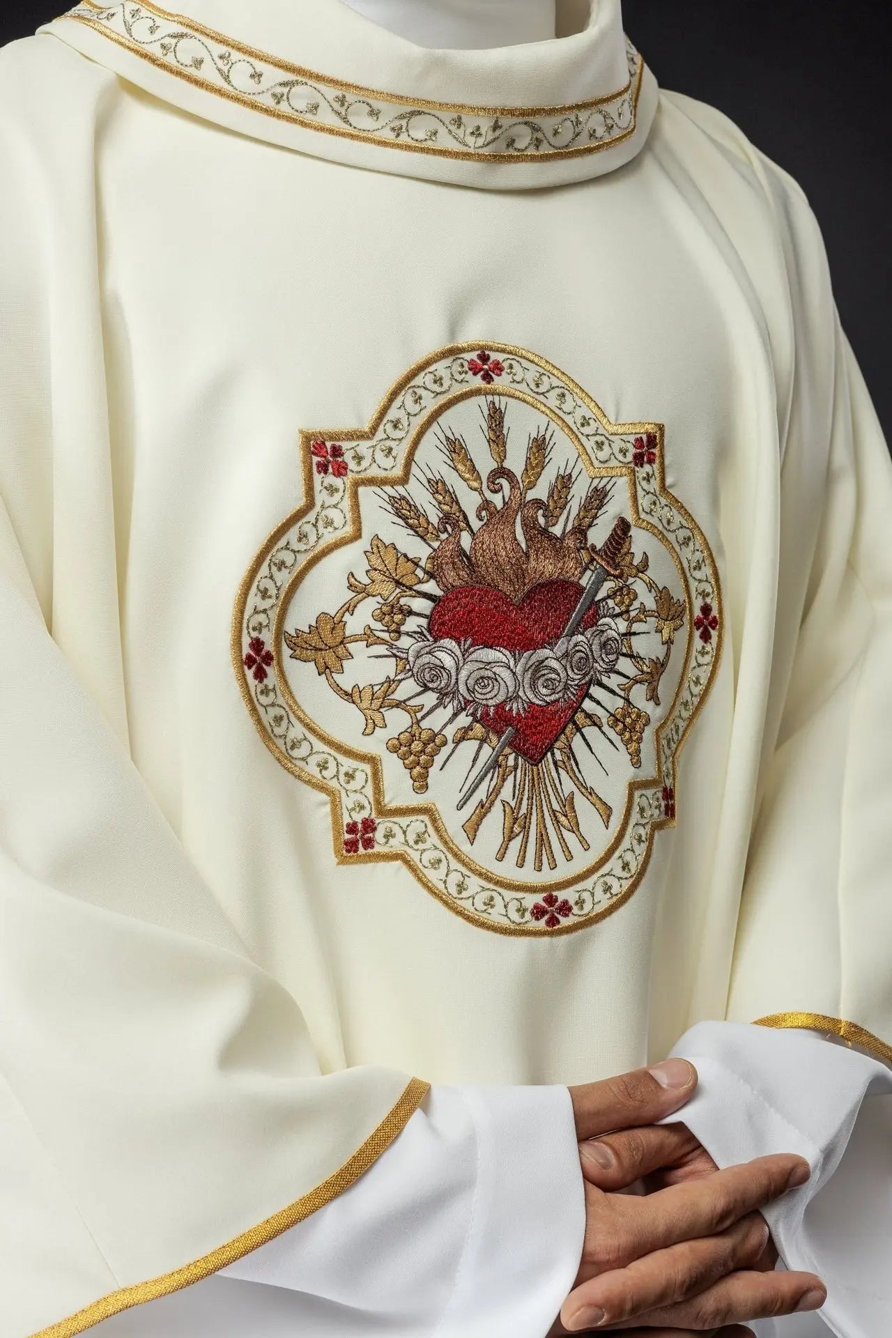 Casulla bordada con el motivo del Corazón de Jesús