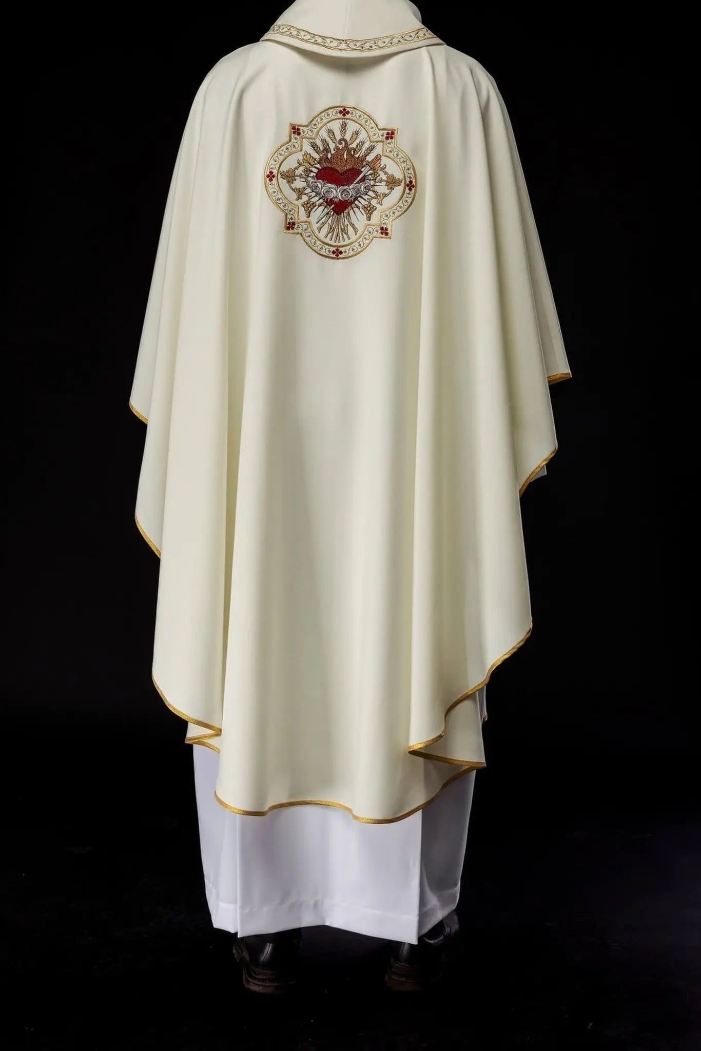Casulla bordada con el motivo del Corazón de Jesús
