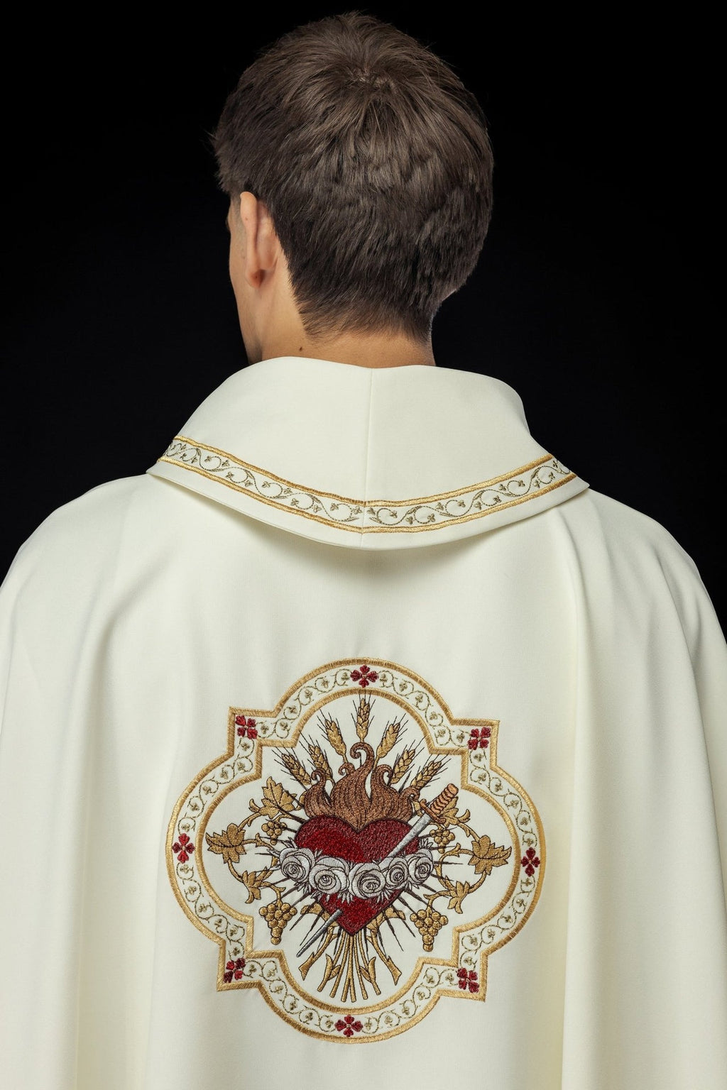 Ornat haftowany z motywem Serca Maryi