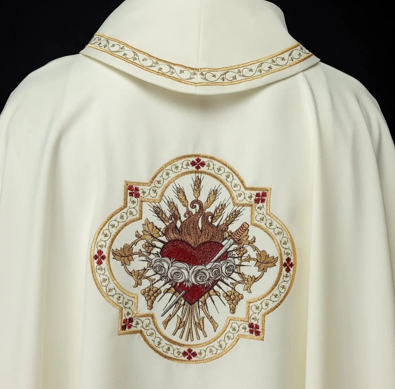 Casulla bordada con el motivo del Corazón de Jesús