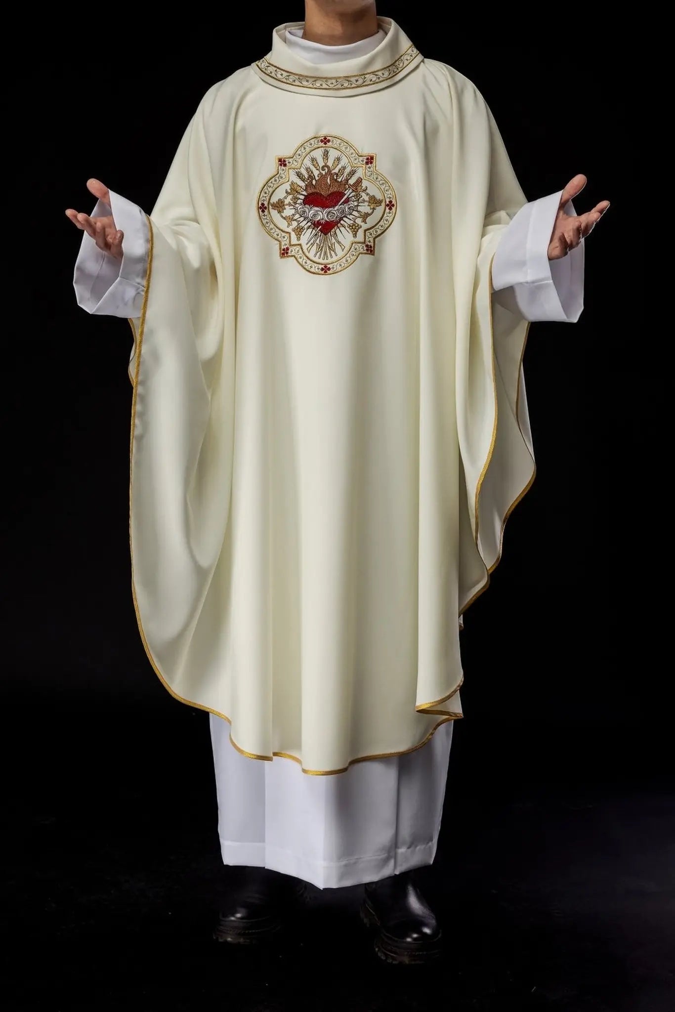 Casulla bordada con el motivo del Corazón de Jesús