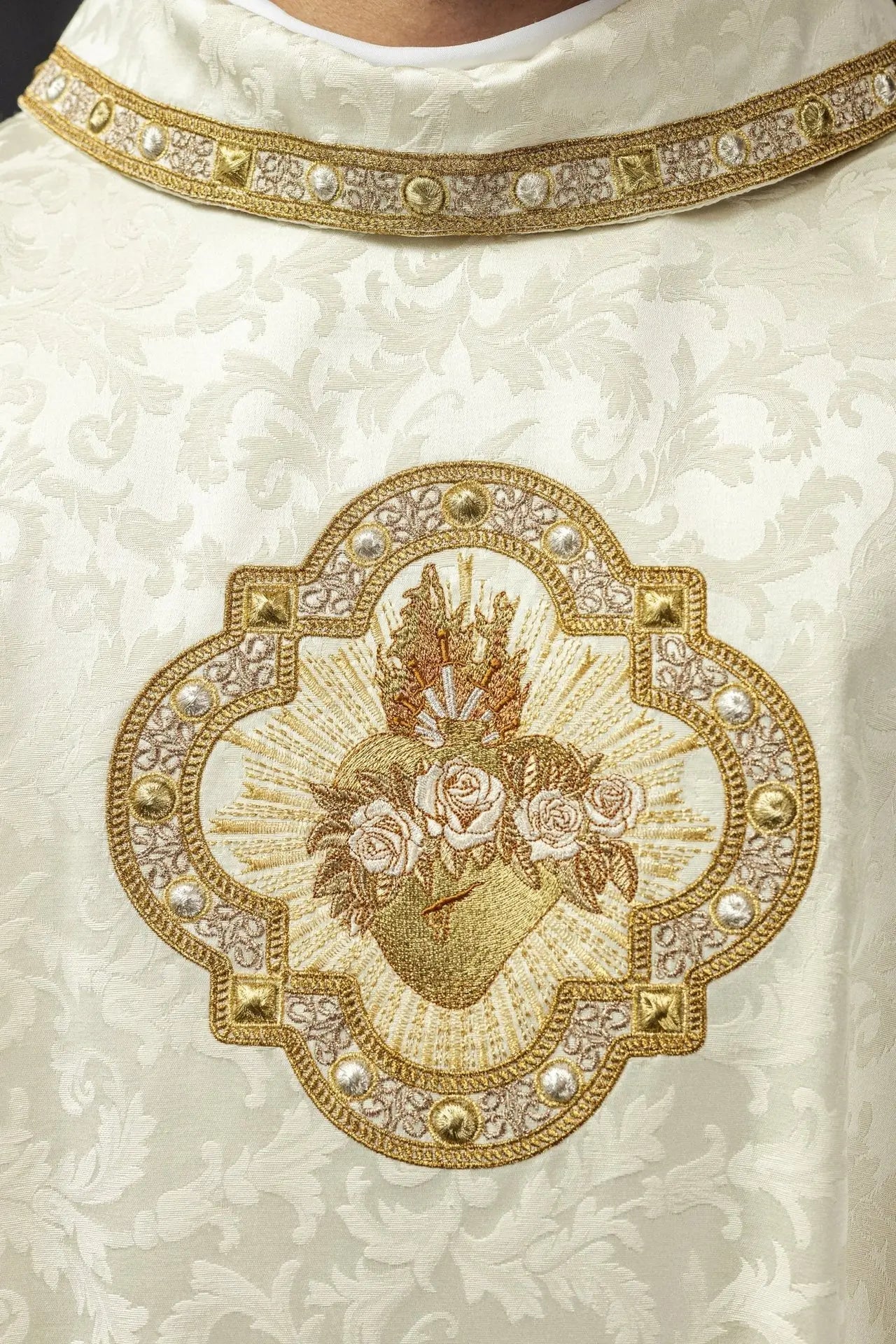 Casulla bordada con motivo del Corazón de María en tela jacquard